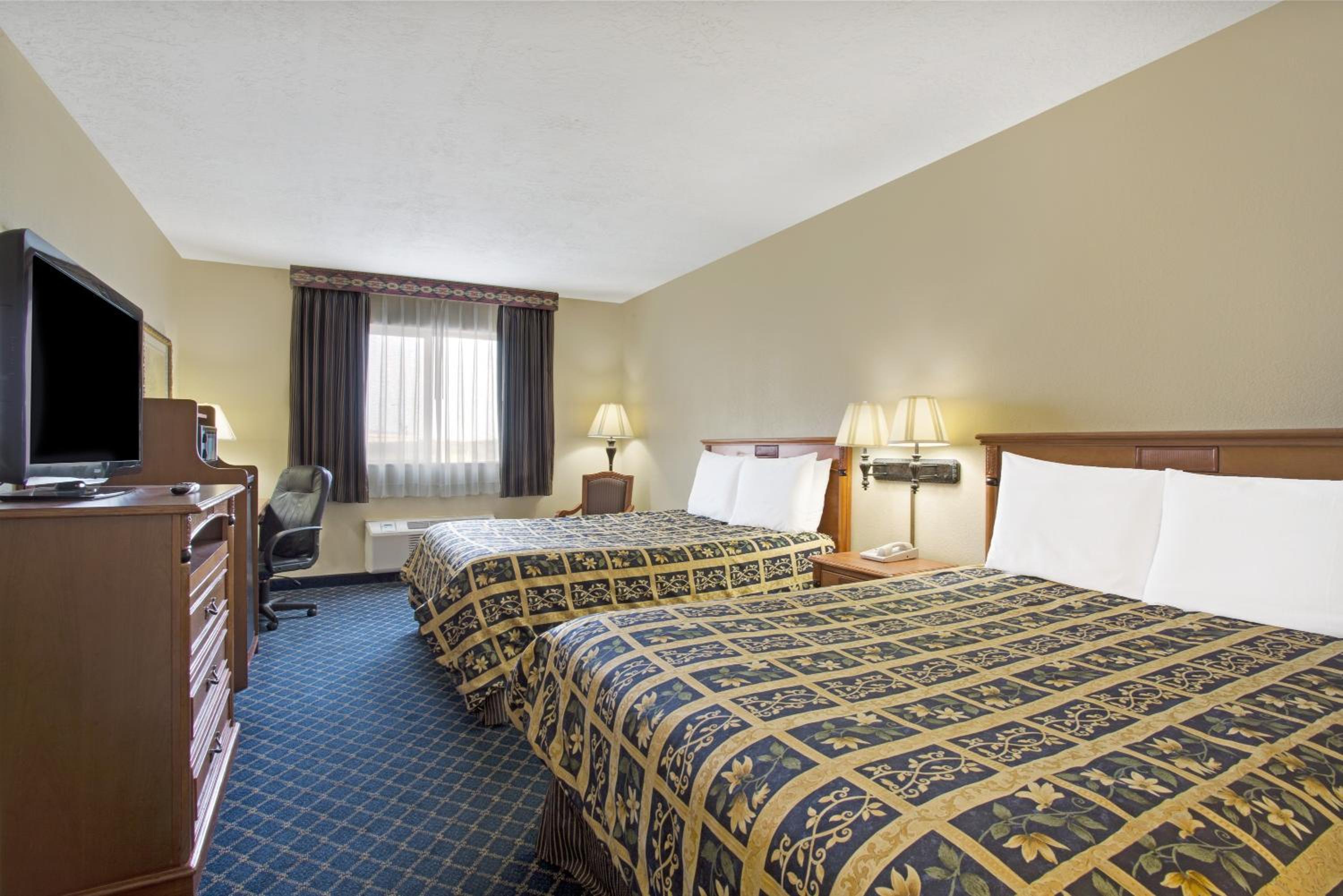 Queen Room with Two Queen Beds - Non-Smoking - Photo 3