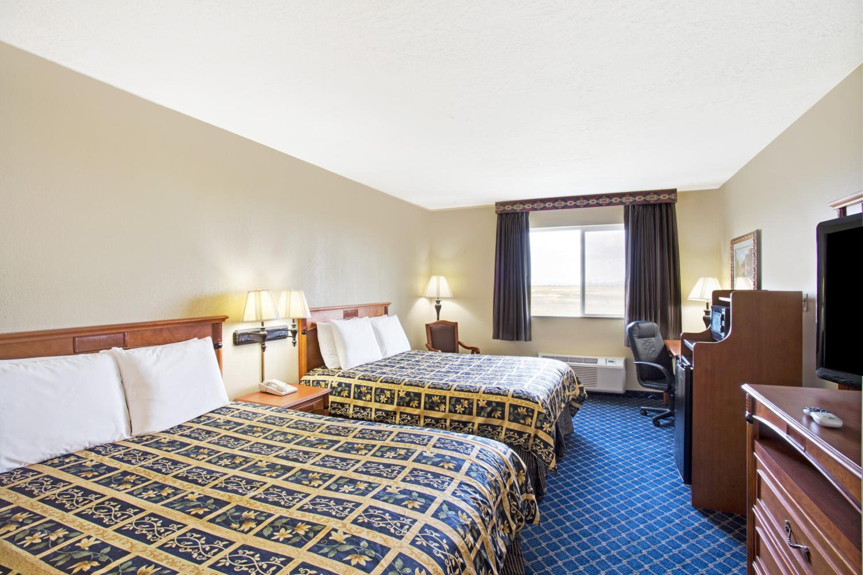 Queen Room with Two Queen Beds - Non-Smoking - Photo 1
