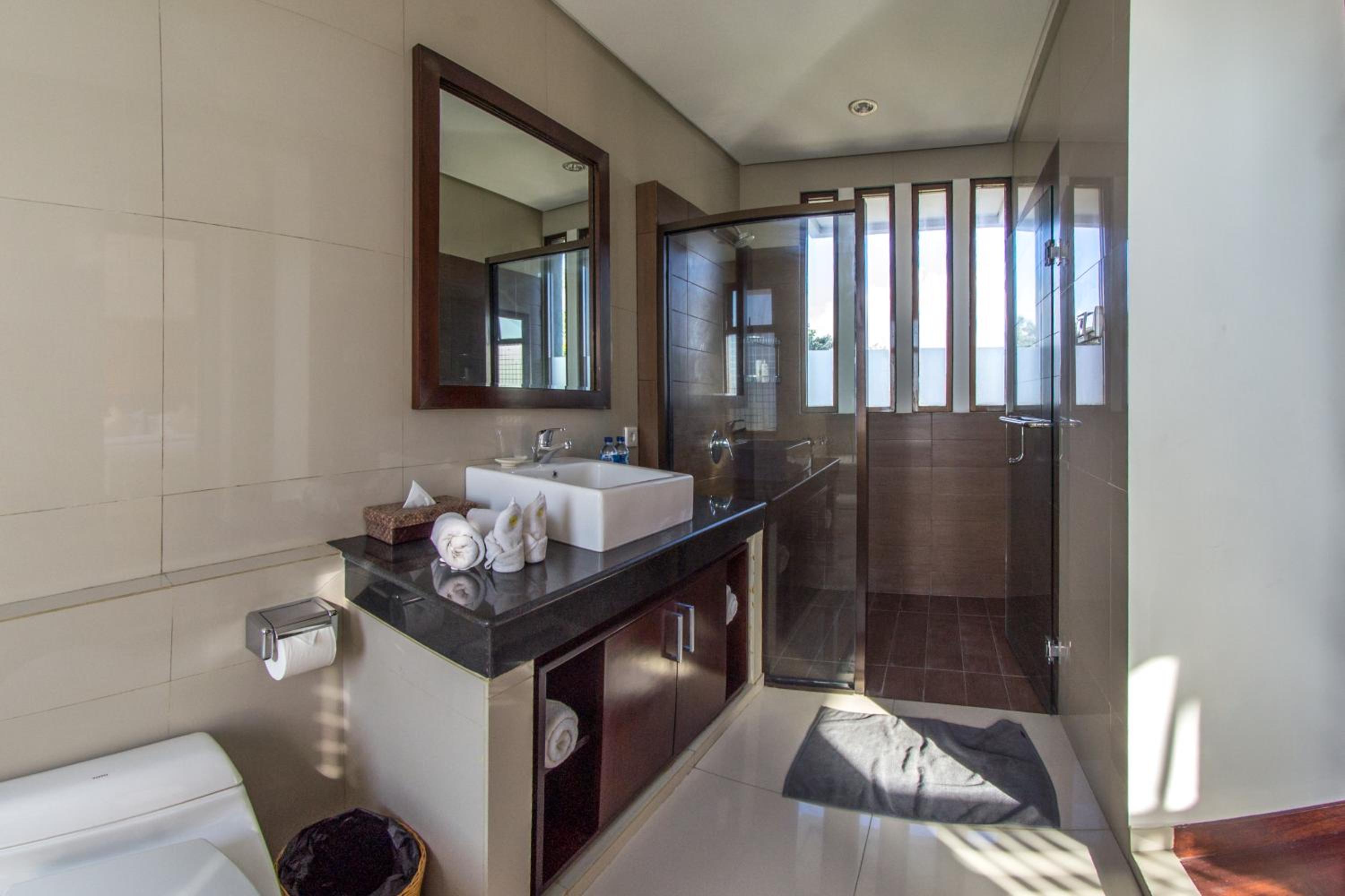 Three-Bedroom Villa with Private Pool - Photo 15