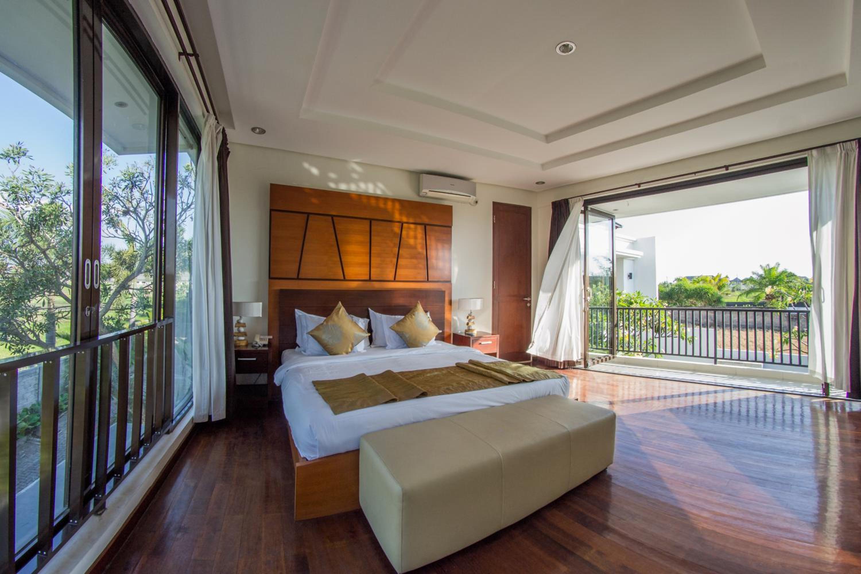 Three-Bedroom Villa with Private Pool - Photo 5