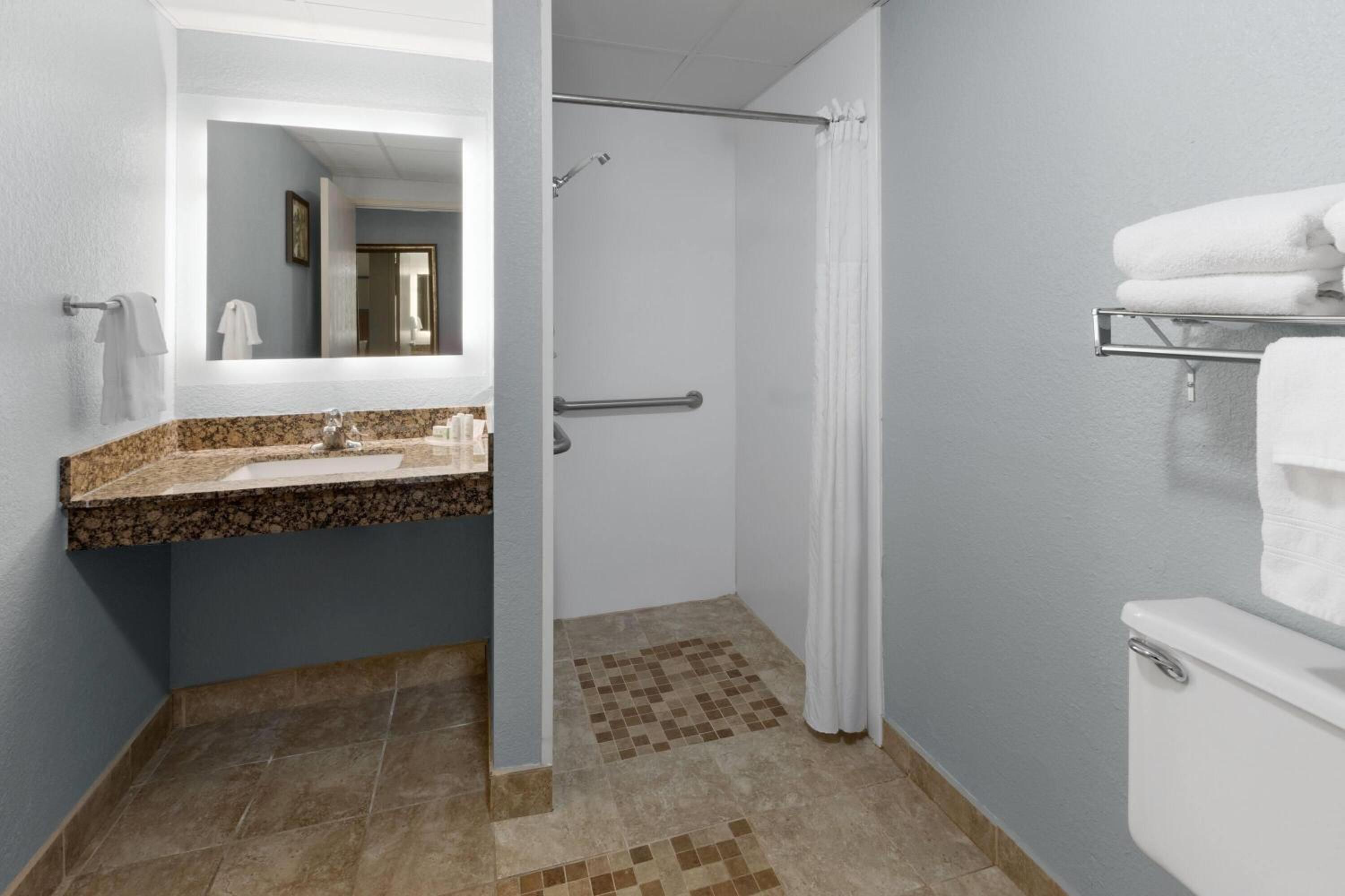 Double Room with Two Double Beds and Roll-in Shower - Mobility Access/Non-Smoking - Photo 2