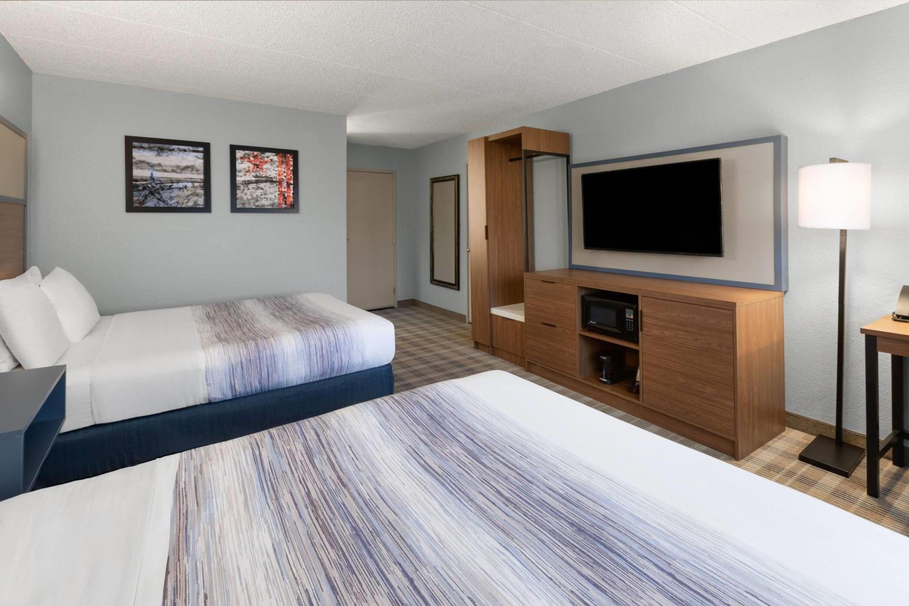 Connecting Room with Two Queen Beds - Non-Smoking - Photo 3