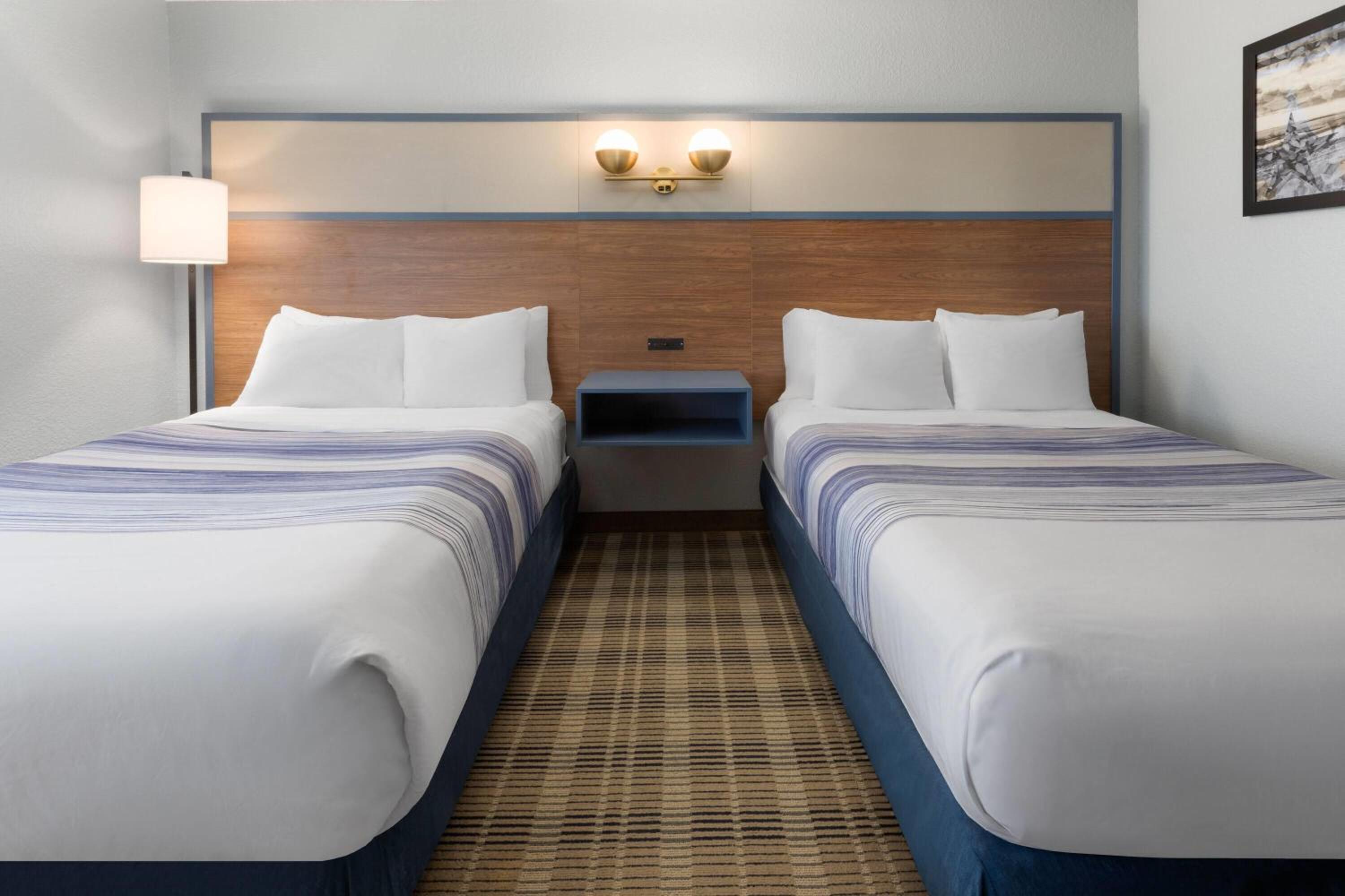 Double Room with Two Double Beds and Roll-in Shower - Mobility Access/Non-Smoking - Photo 3