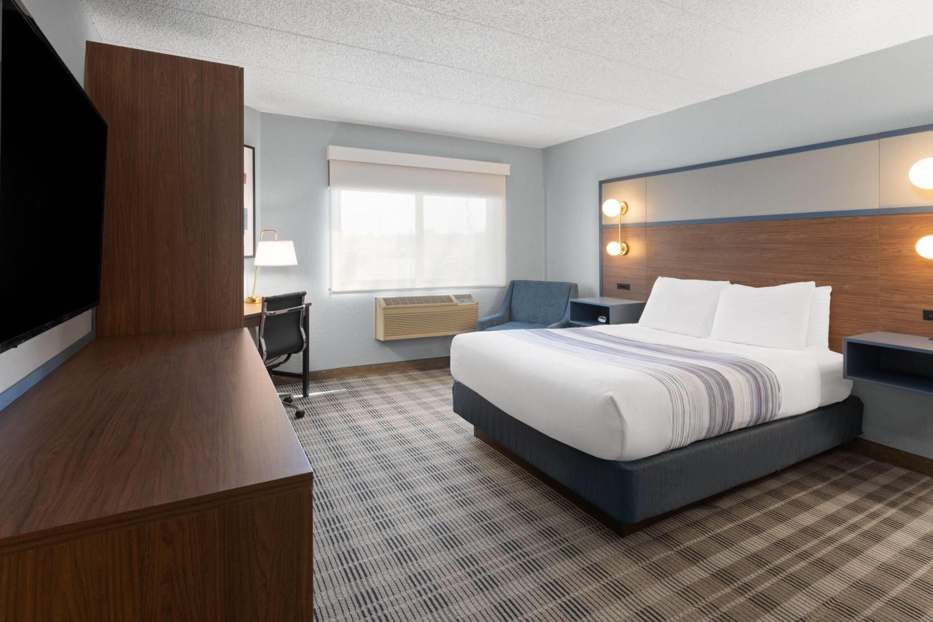 Queen Room with Roll-In Shower - Mobility Accessible/Non-Smoking - Photo 2