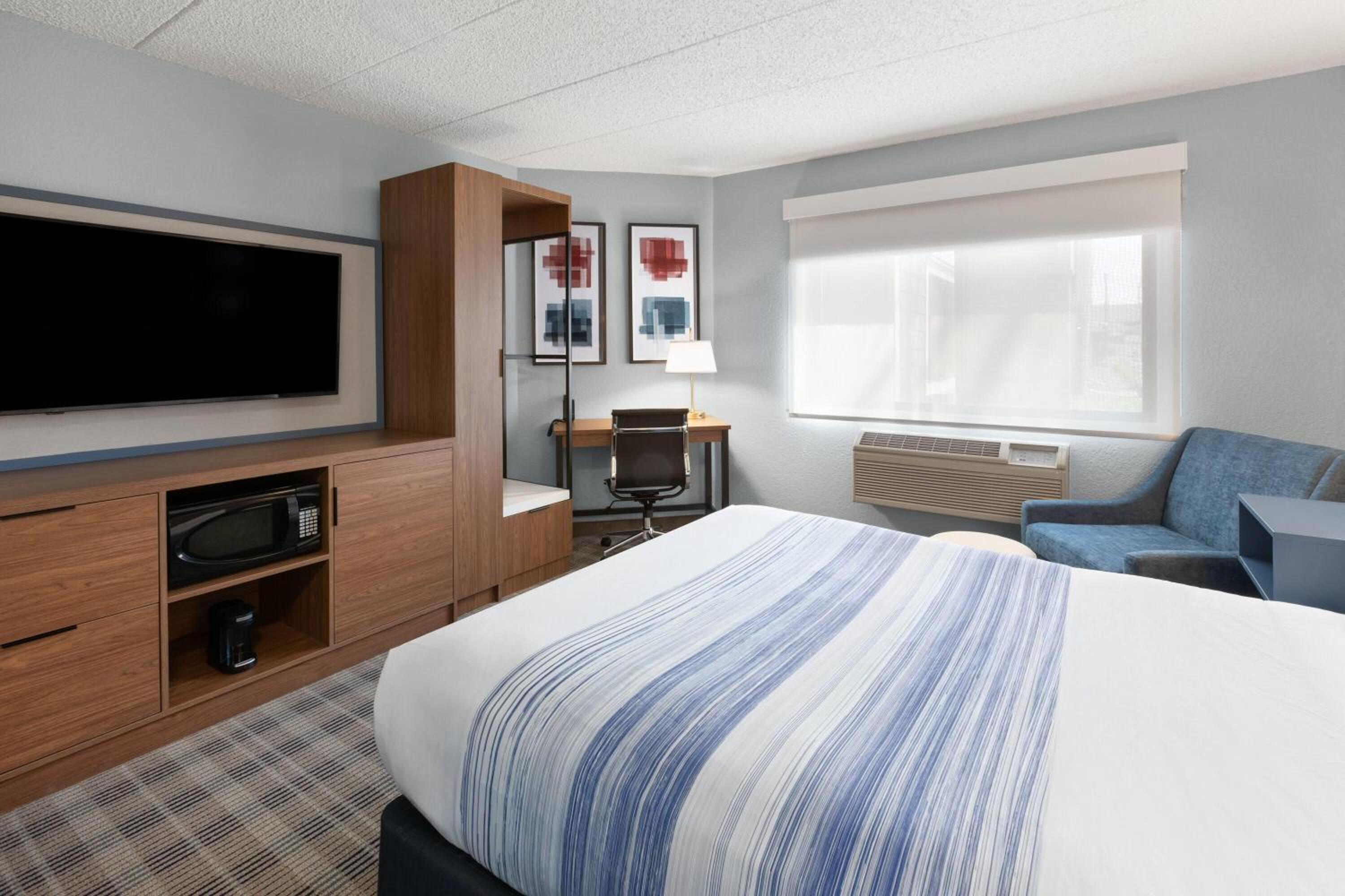 Queen Room with Roll-In Shower - Mobility Accessible/Non-Smoking - Photo 3