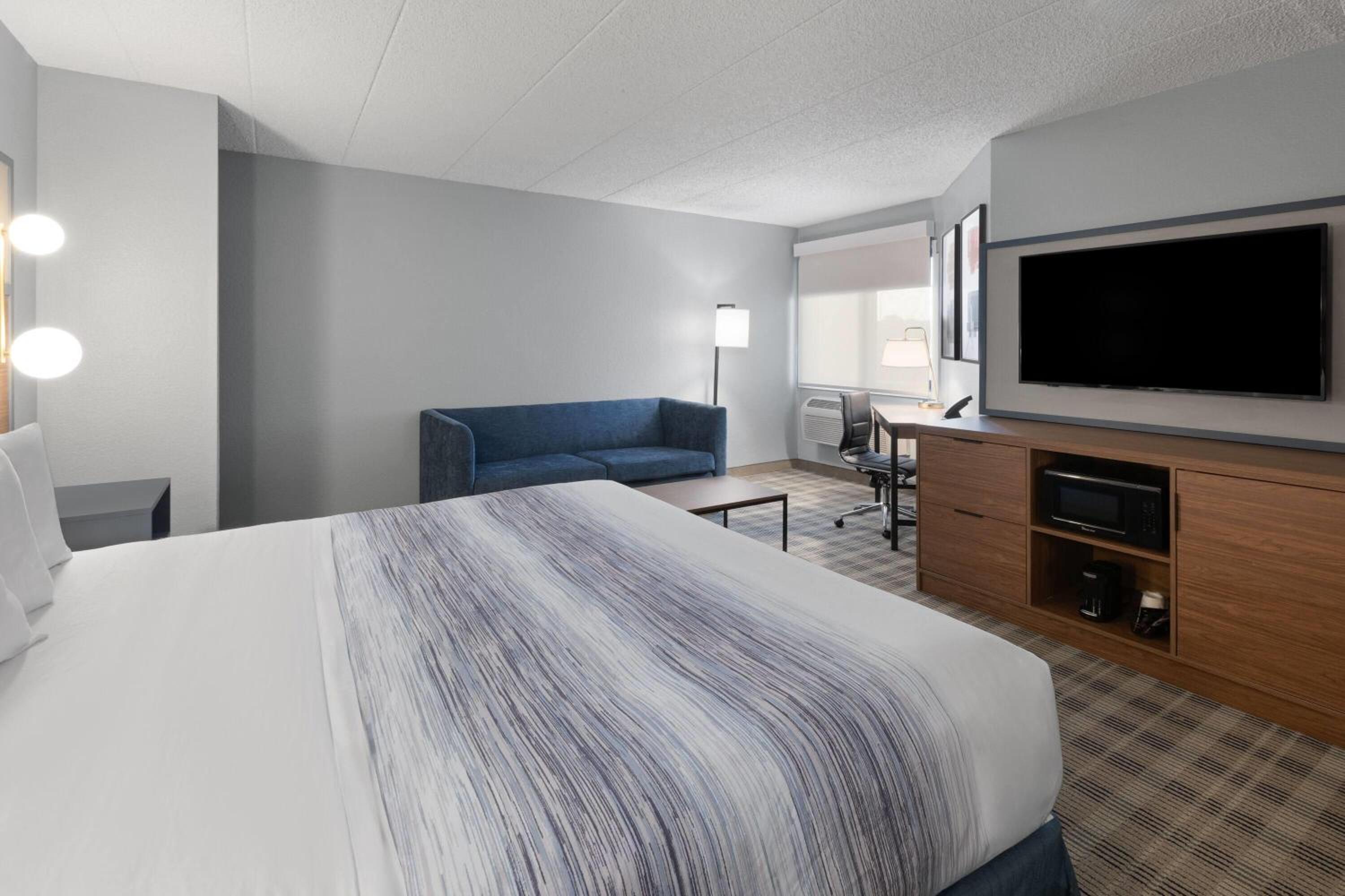 Premier One-Bedroom King Suite - Non-Smoking - Photo 1