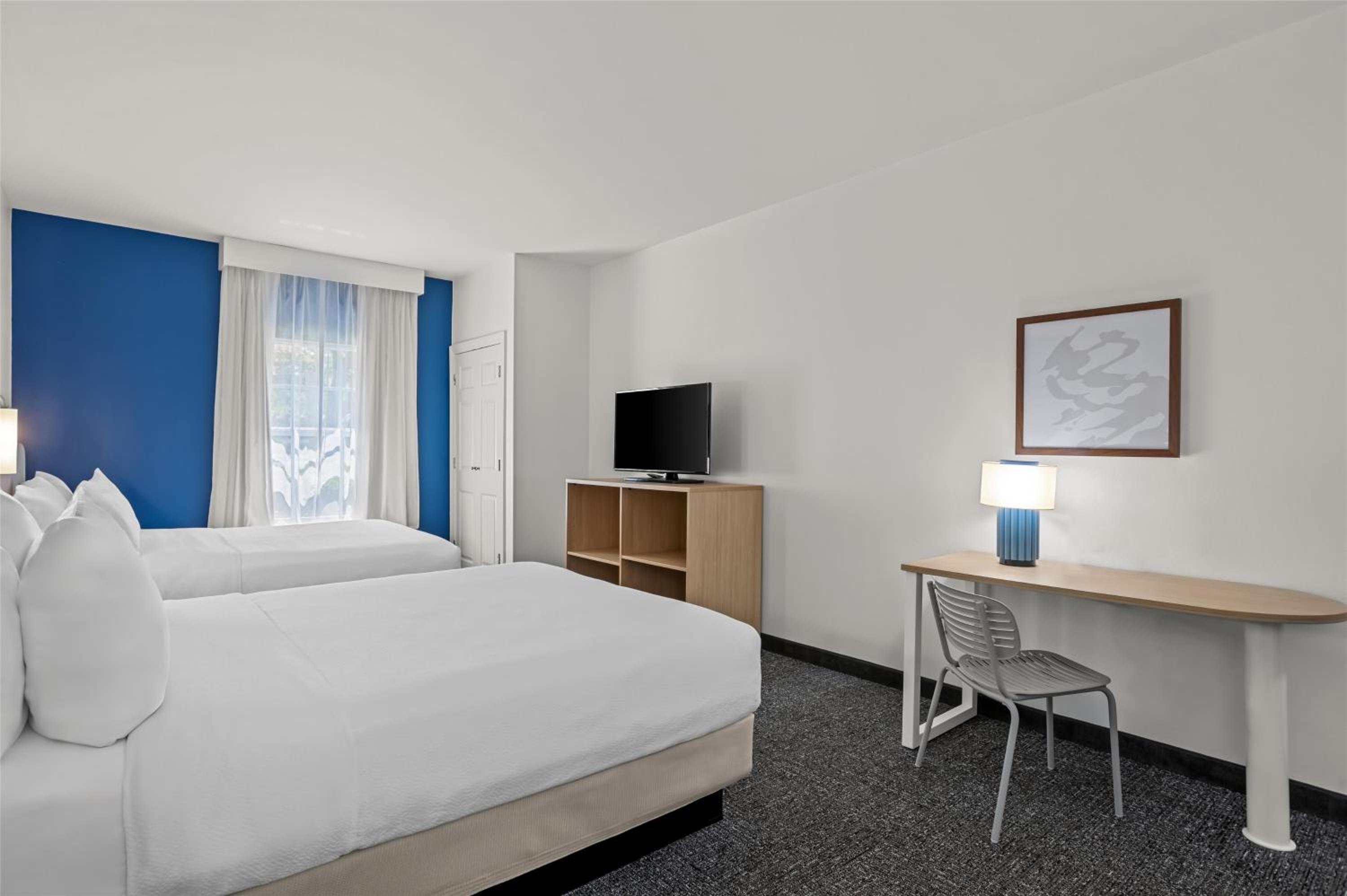 Queen Room with Two Queen Beds - Photo 2