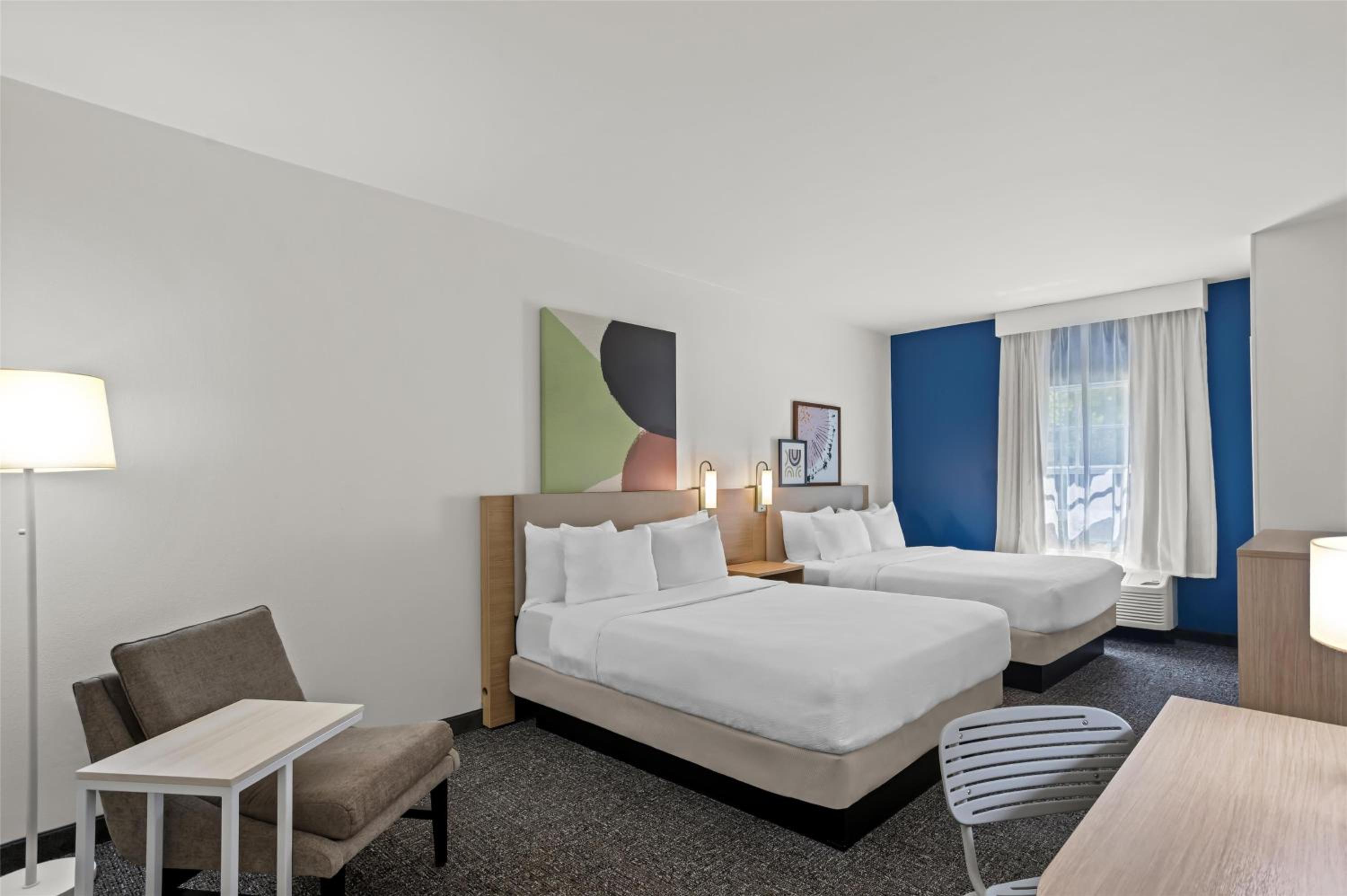 Queen Room with Two Queen Beds - Photo 3