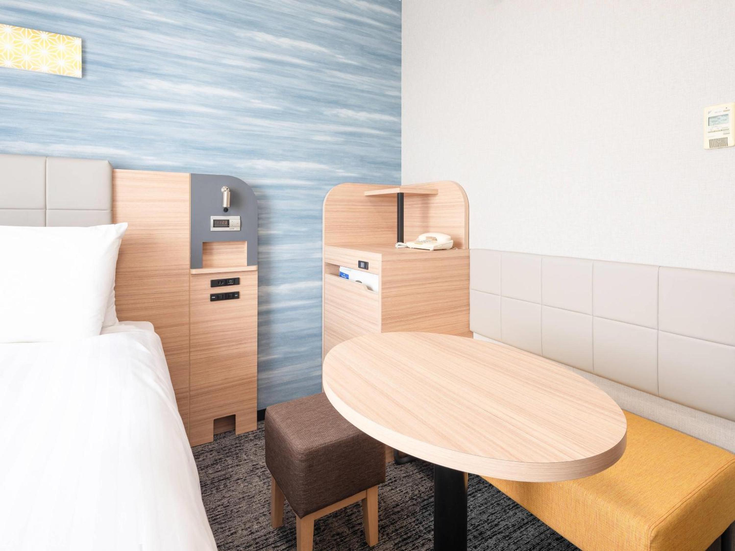 Double Room with Table and Chairs - Non-Smoking photo 2