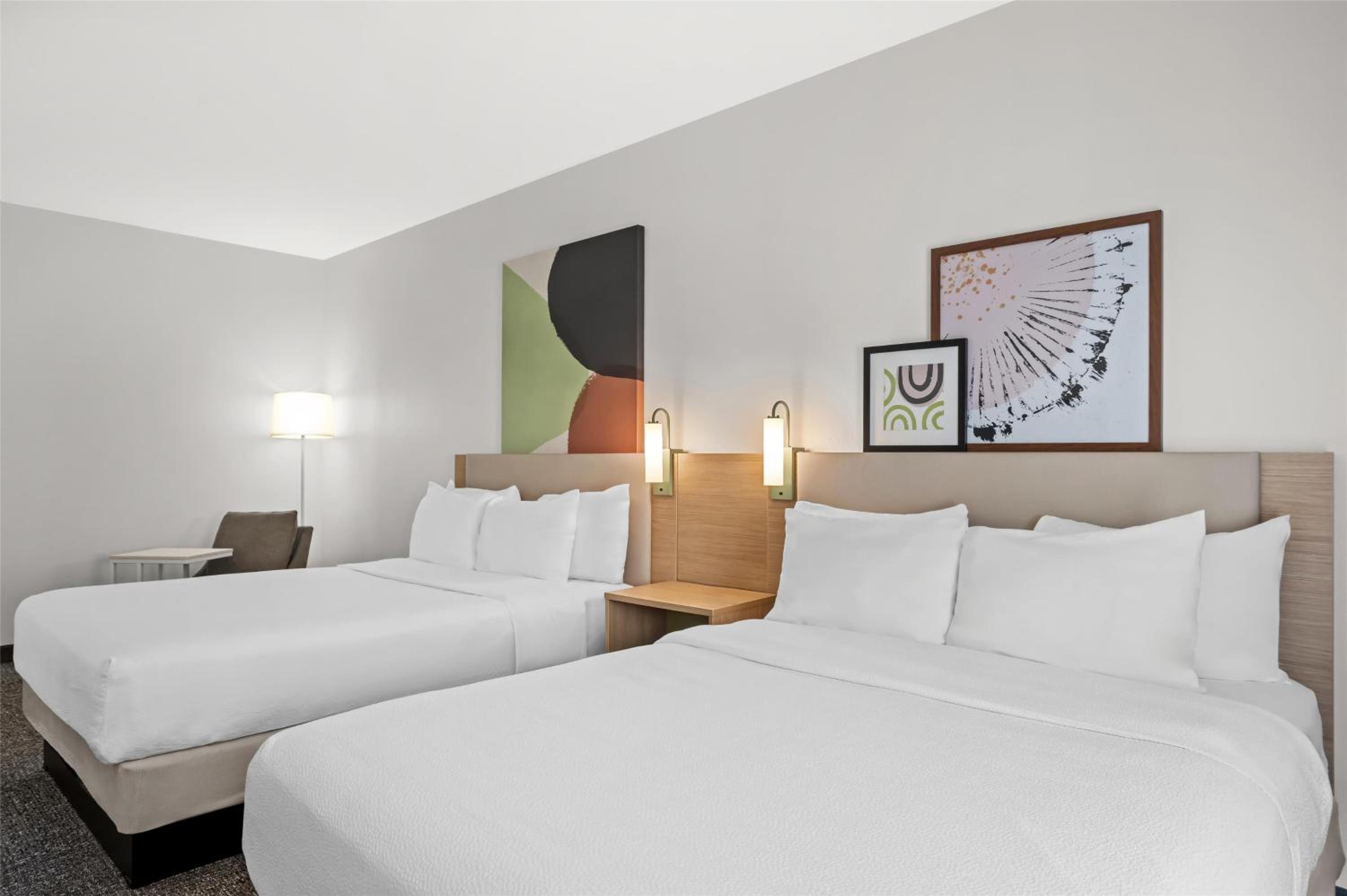 Queen Room with Two Queen Beds - Photo 4