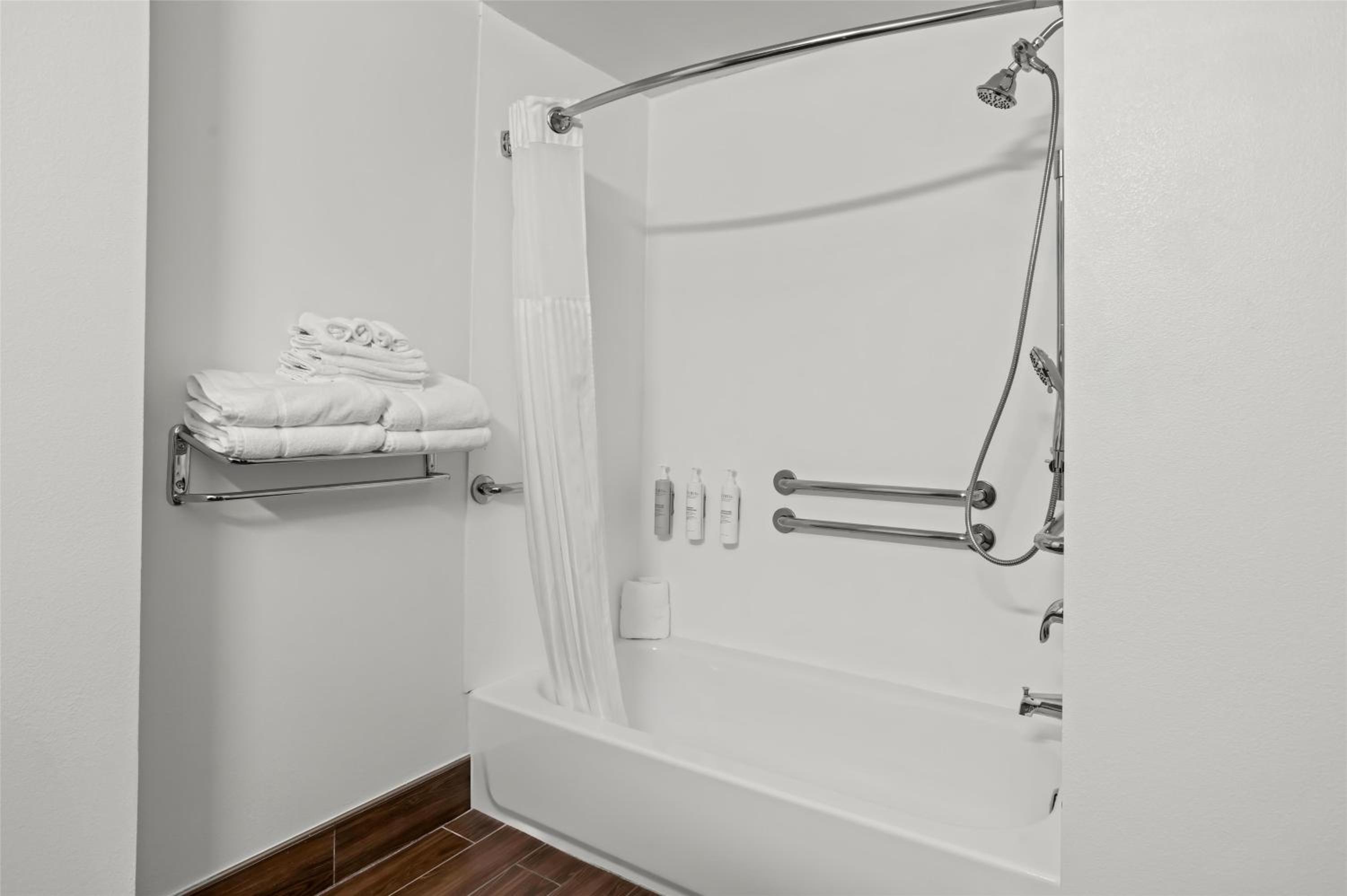 Queen Room with Two Queen Beds and Sofa Bed - Bathtub - Mobility Accessible - Photo 3