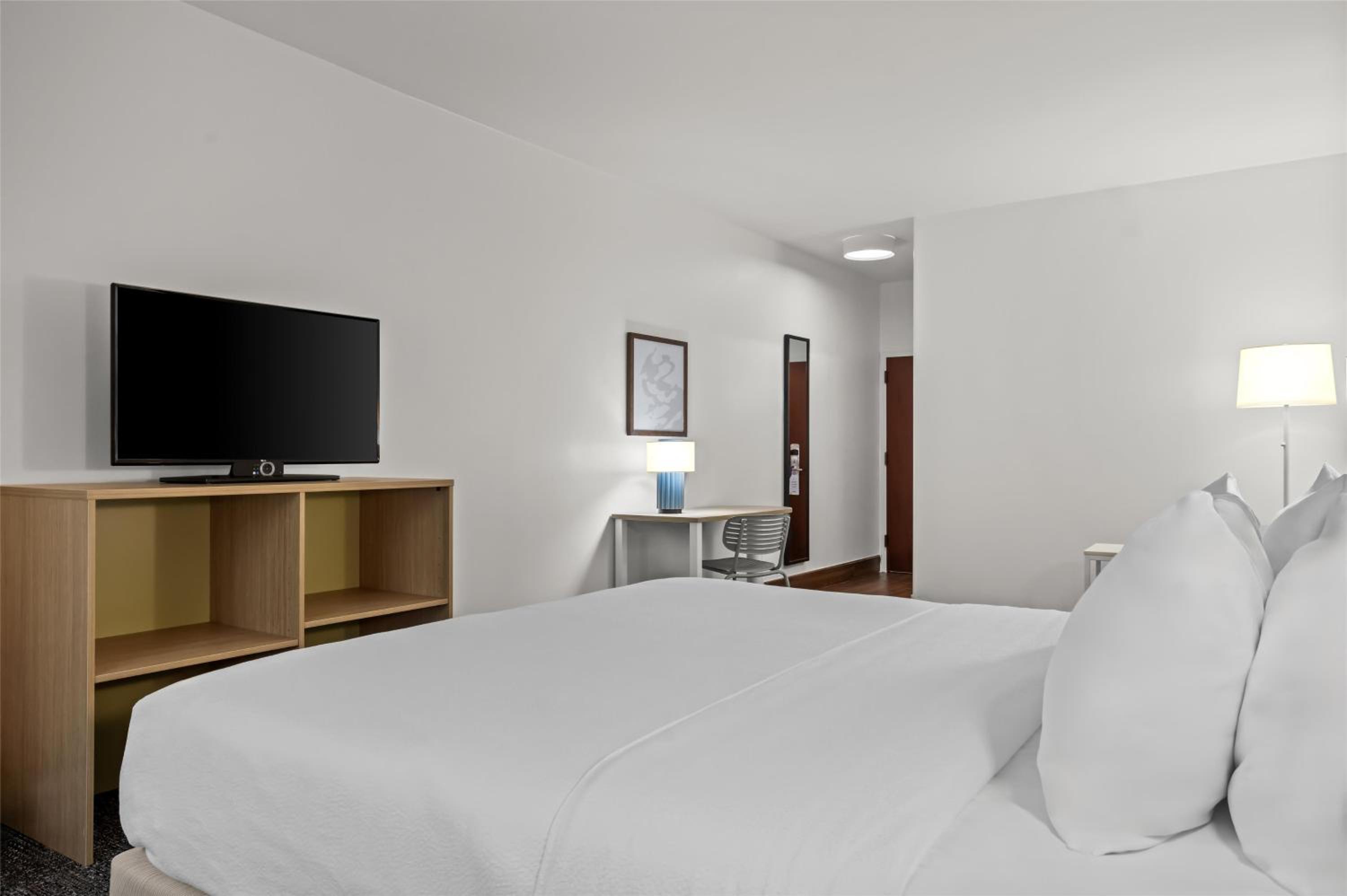 King Room with Sofa Bed - Non-Smoking - Photo 2