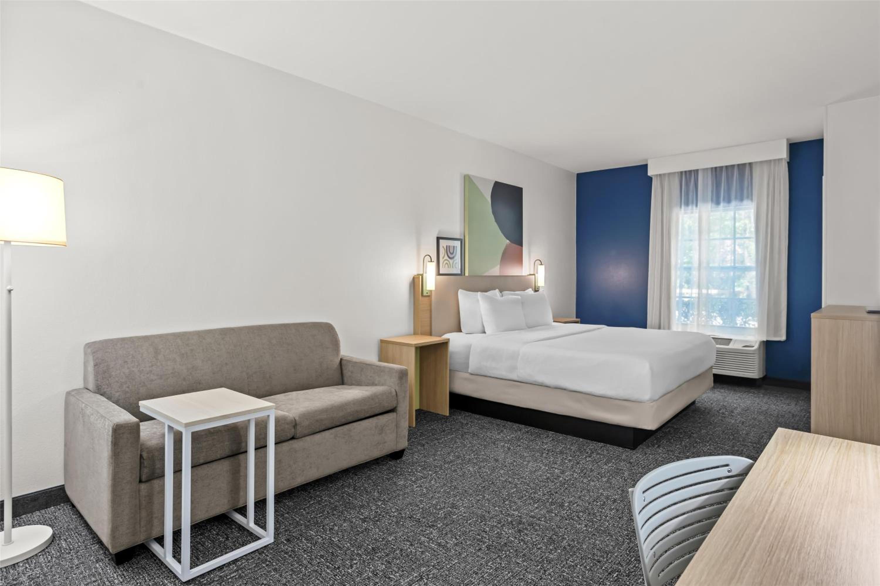 King Room with Sofa Bed - Non-Smoking - Photo 3