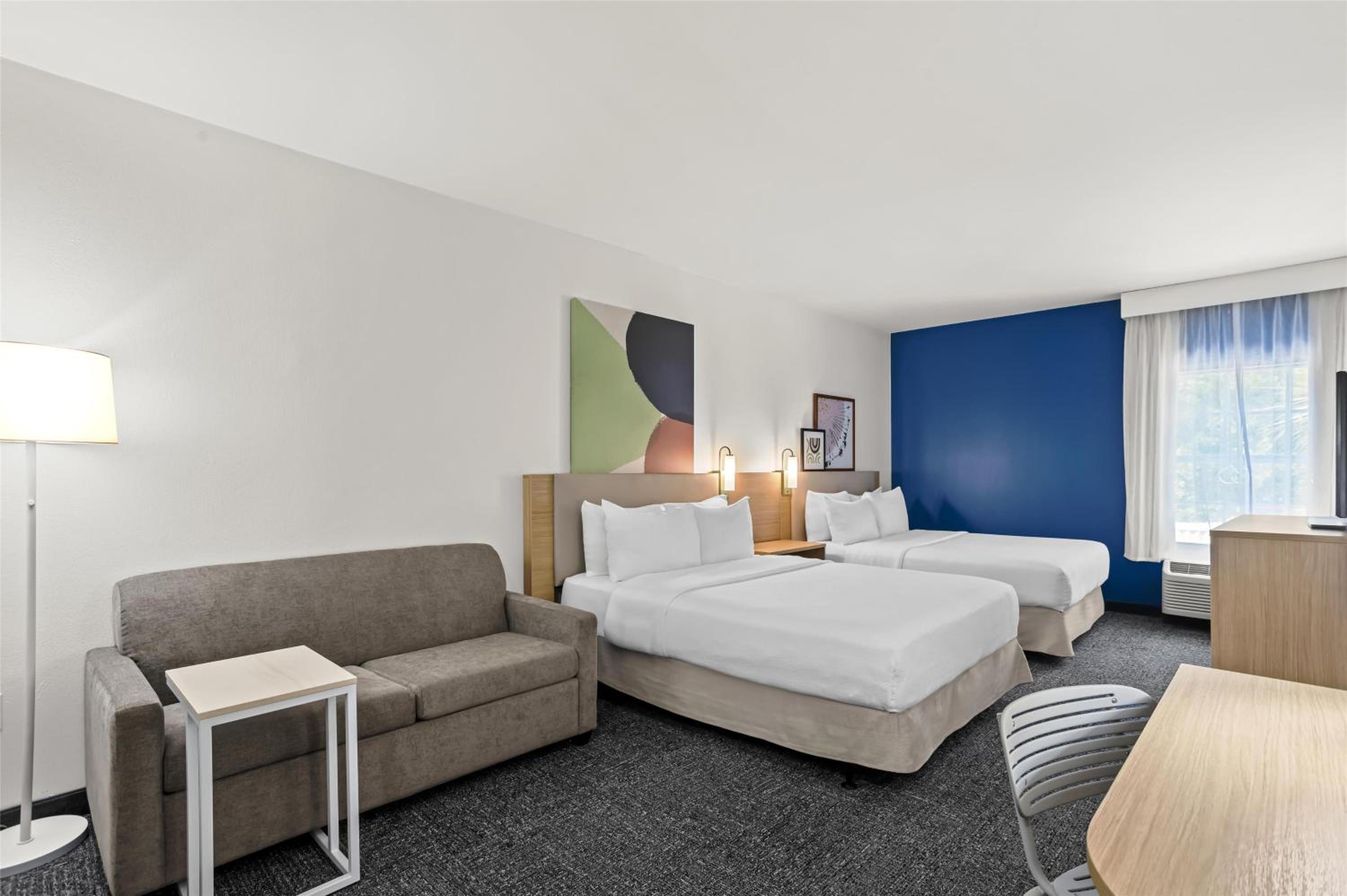 Queen Room with Two Queen Beds and Sofa Bed - Bathtub - Mobility Accessible - Photo 4