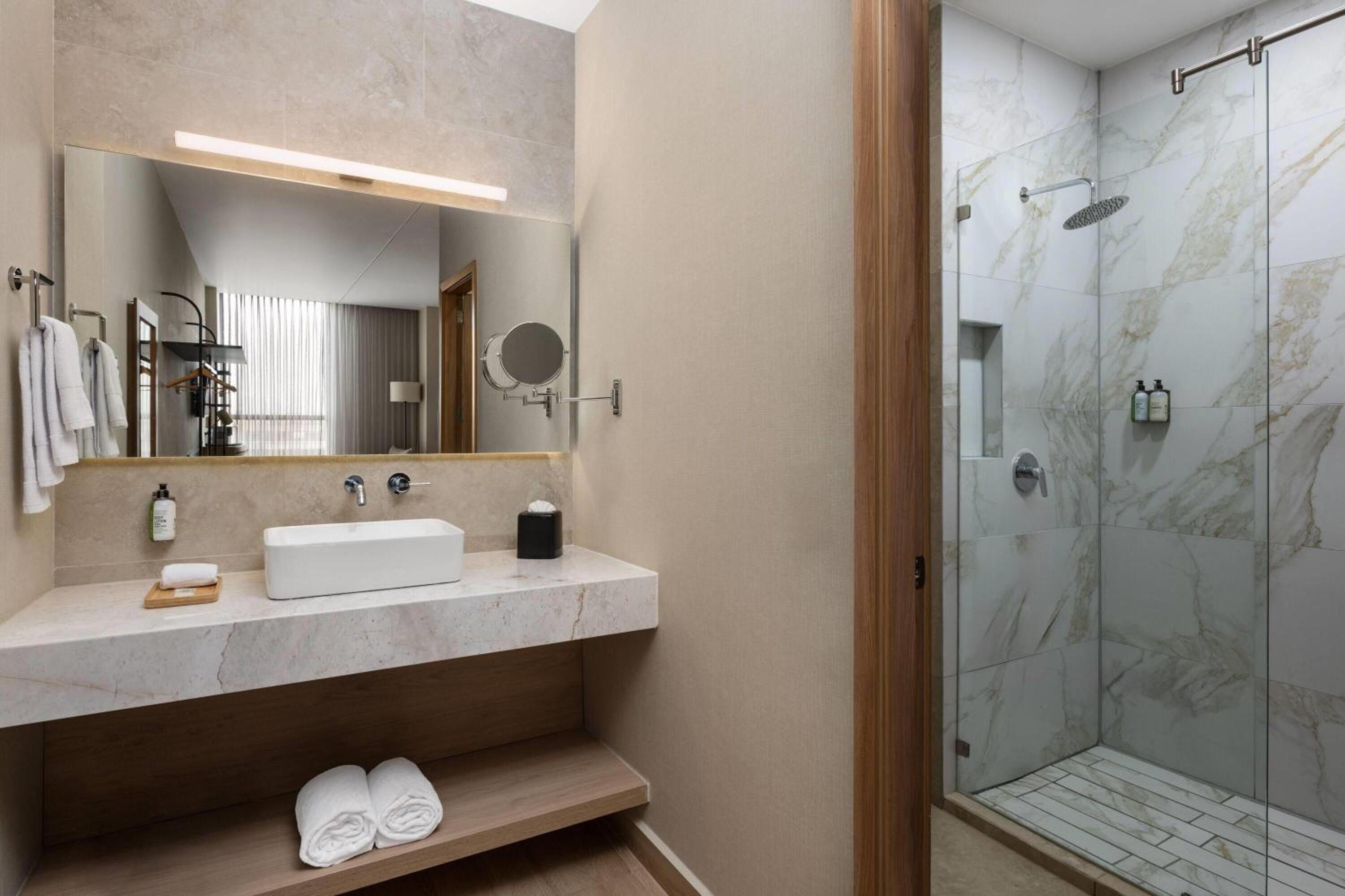 King Suite - Non-Smoking - Photo 1