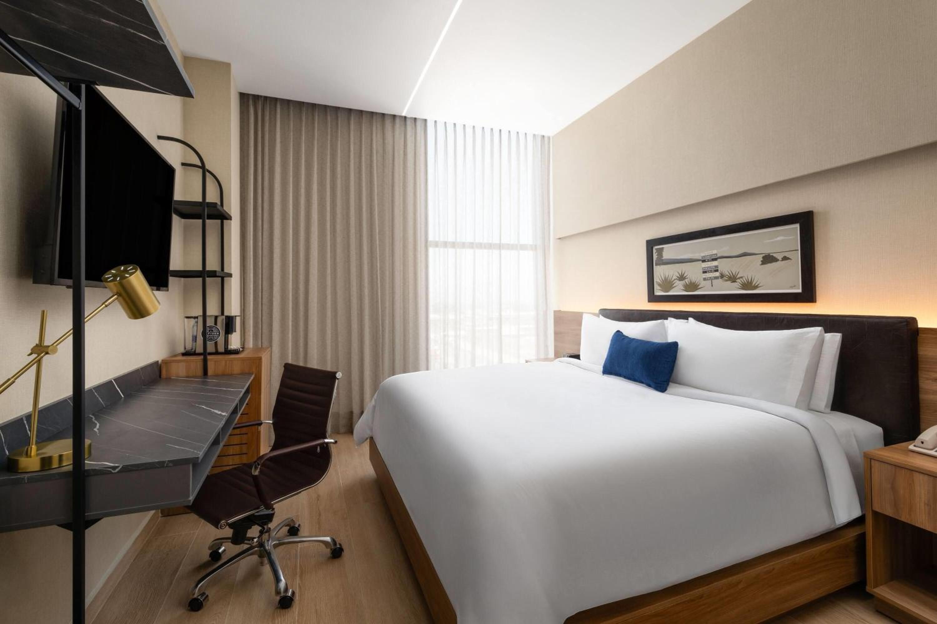 King Room - Non-Smoking - Photo 2