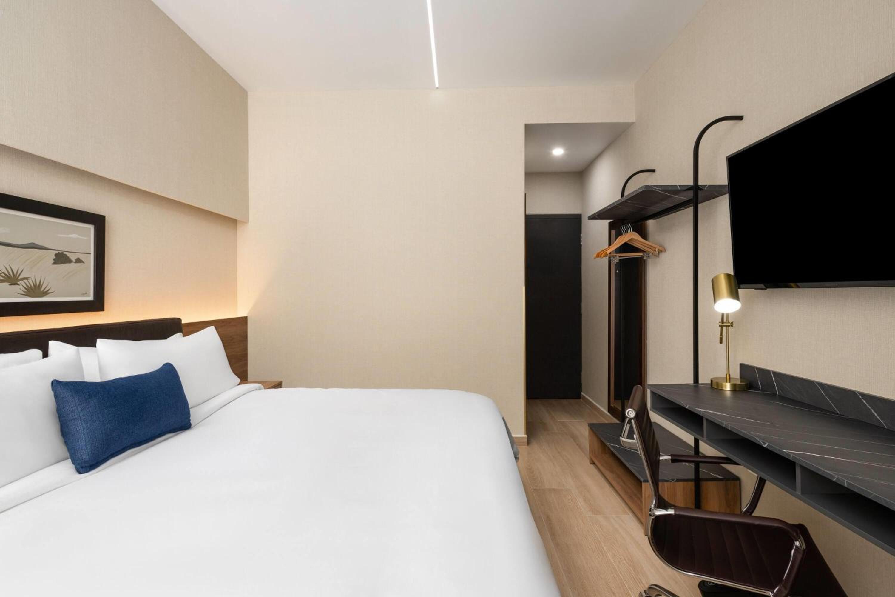 King Room - Non-Smoking - Photo 3