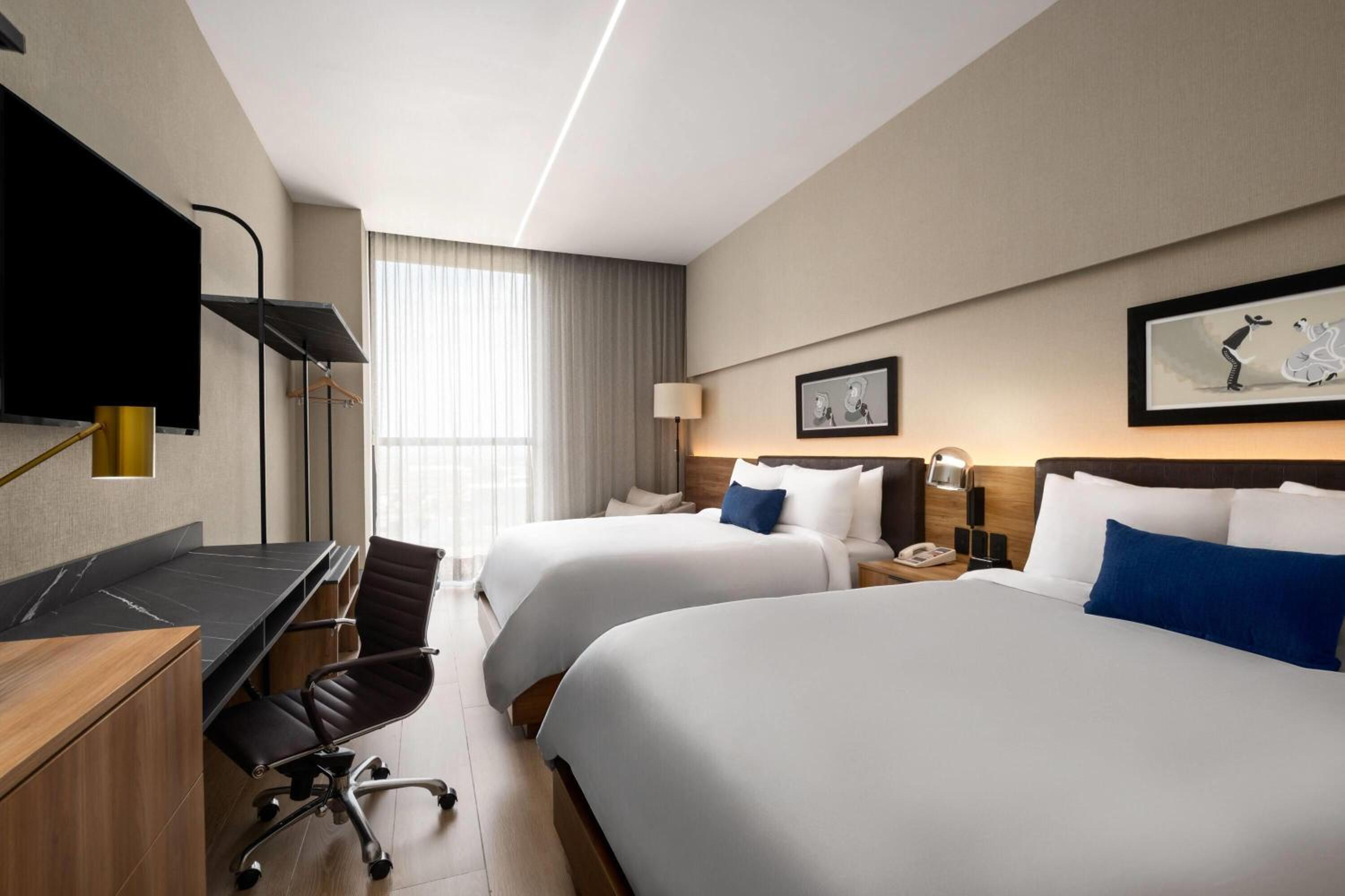 Queen Room with Two Queen Beds - Non-Smoking - Photo 4