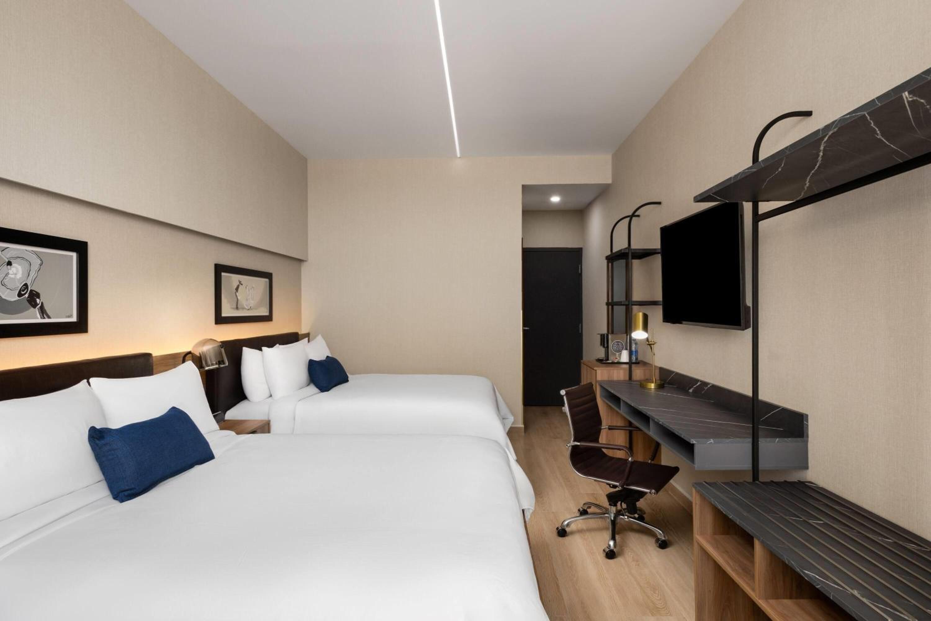 Queen Room with Two Queen Beds - Non-Smoking - Photo 3