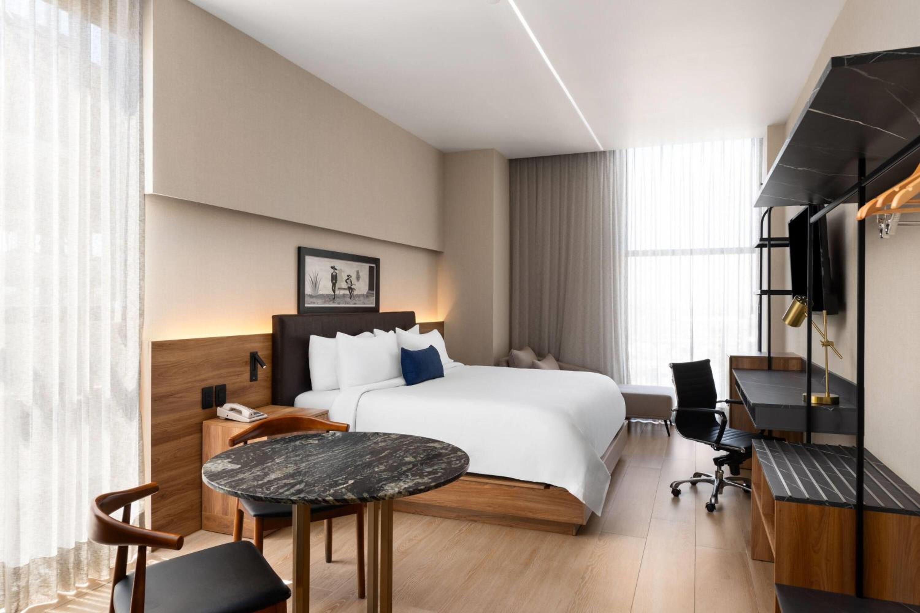 King Suite - Non-Smoking - Photo 2