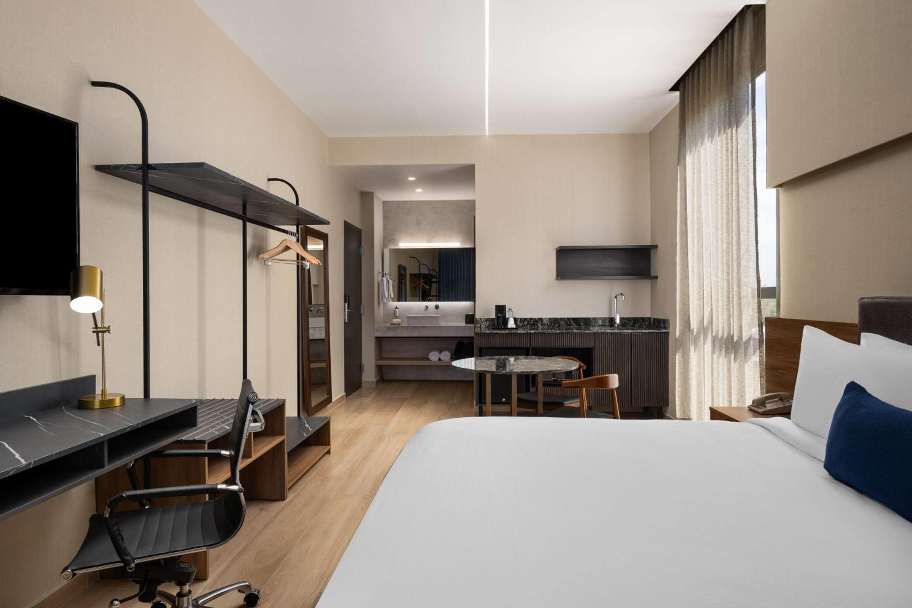 King Suite - Non-Smoking - Photo 3