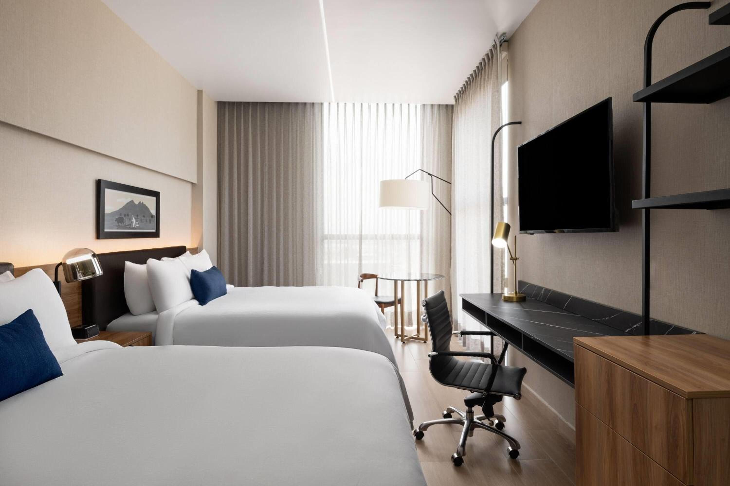 Junior Suite with One King Bed or Two Queen Beds - Non-Smoking - Photo 2