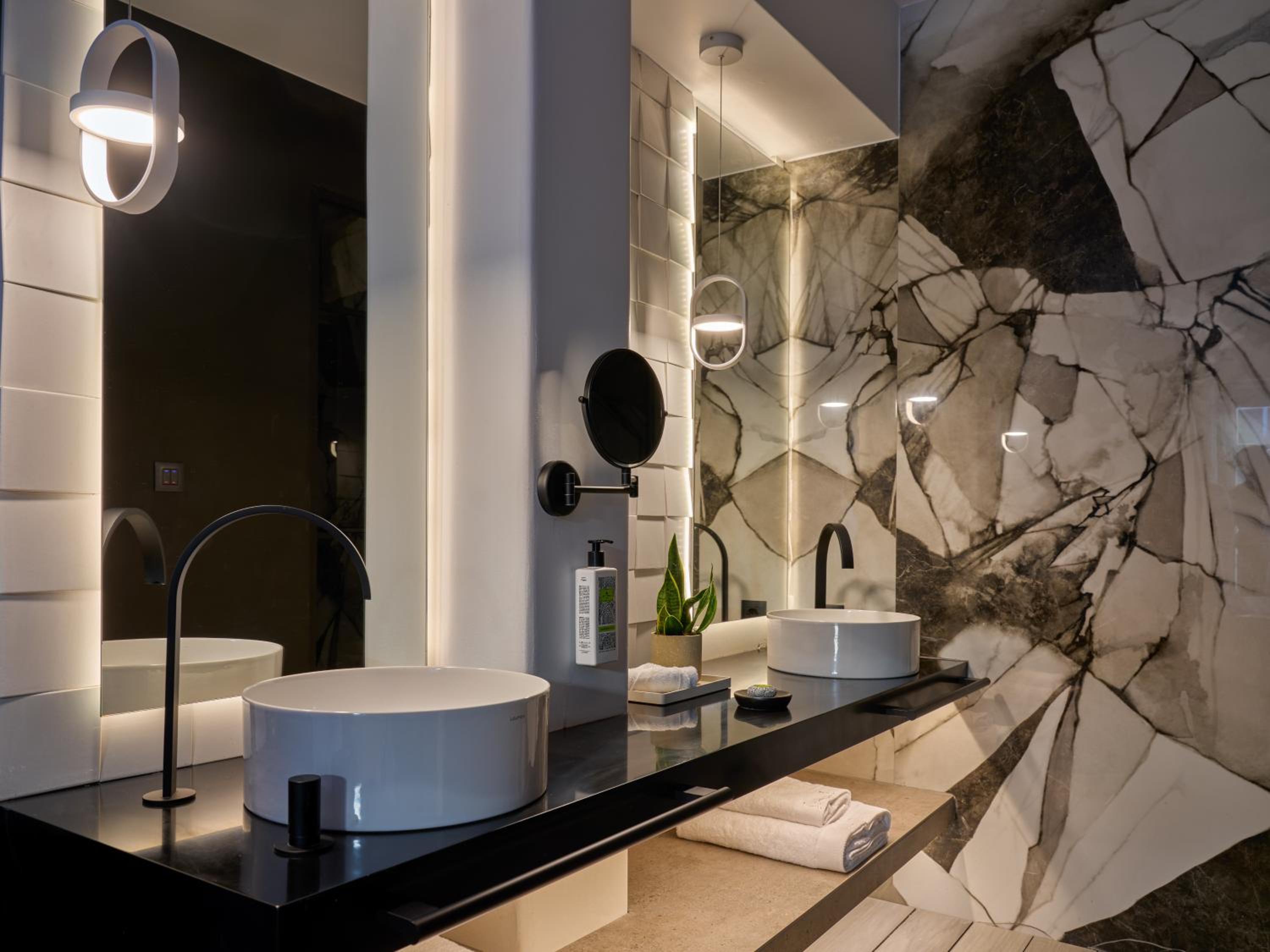 King Junior Suite with Spa - Photo 5