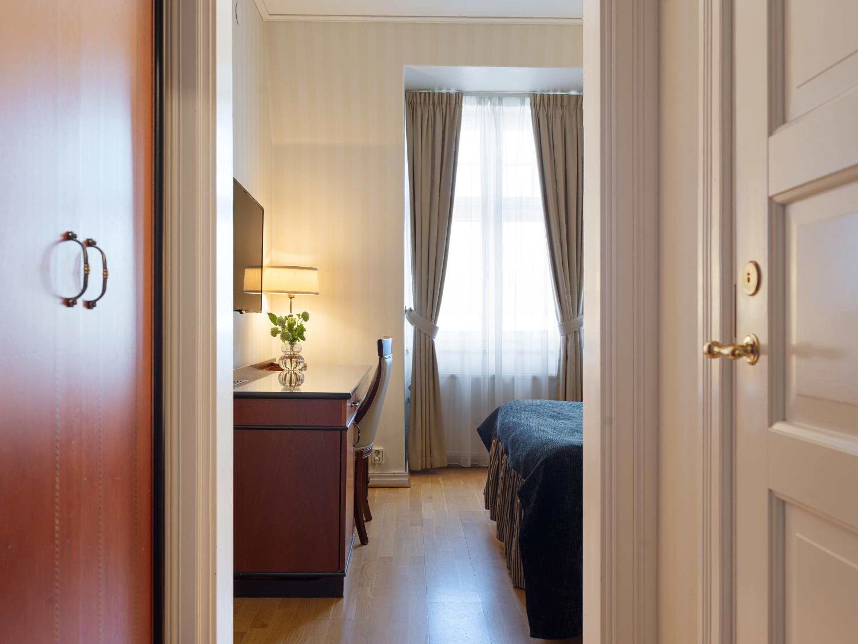 Economy Double Room (55 in wide bed) - Photo 1