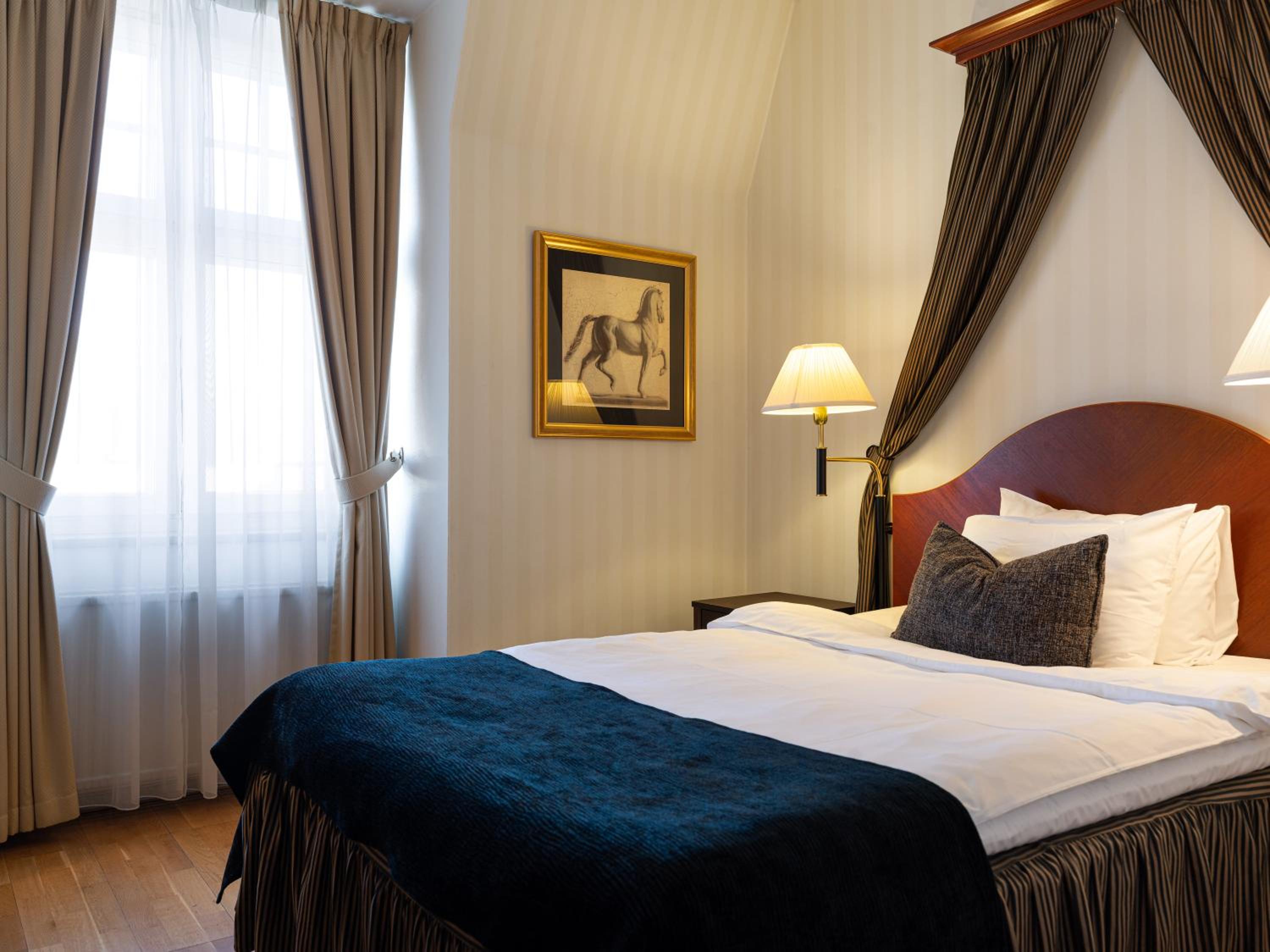 Economy Double Room (55 in wide bed) - Photo 3