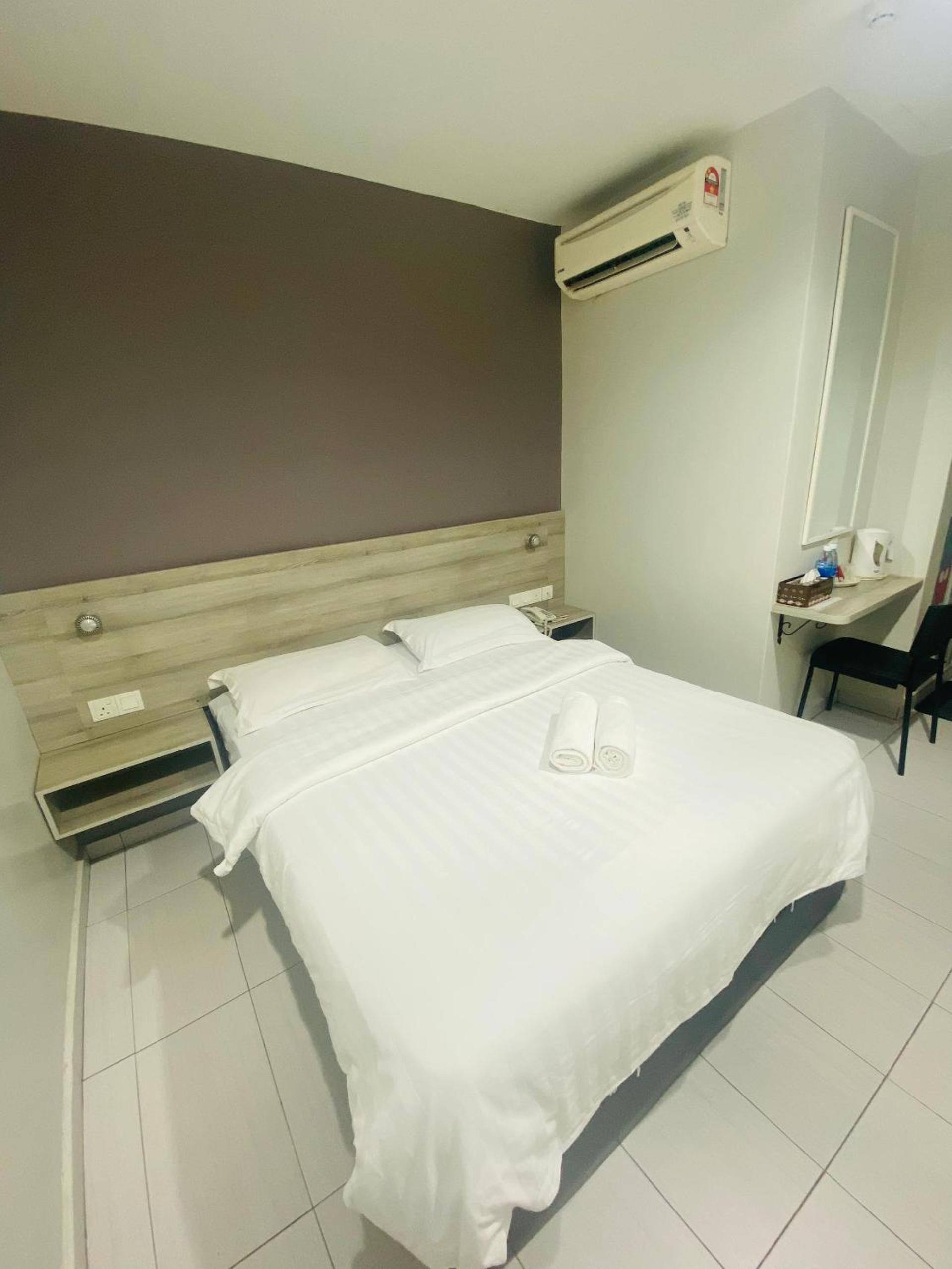 Standard Queen Room