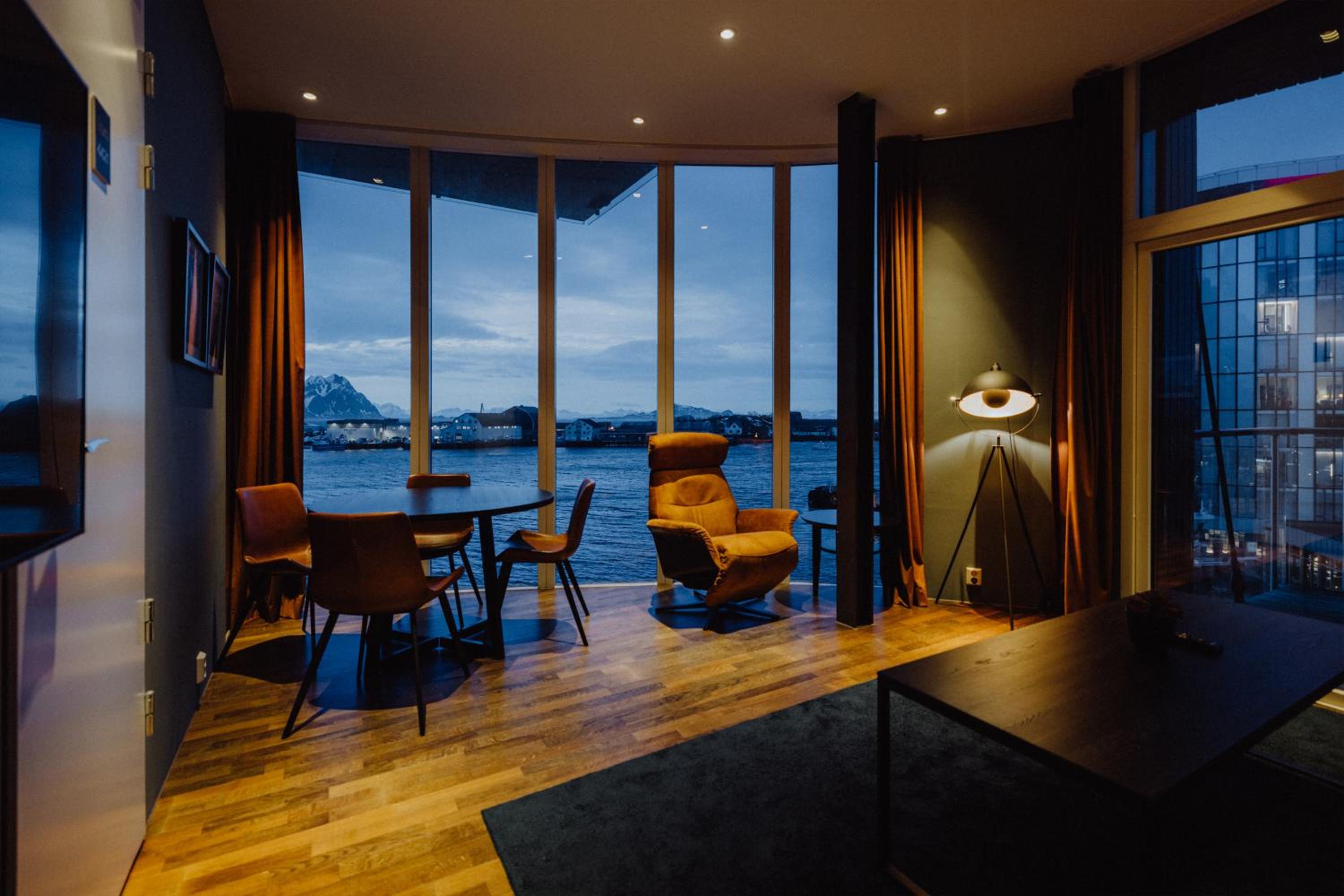 Two-Bedroom Apartment with Balcony and Sea View - Photo 7