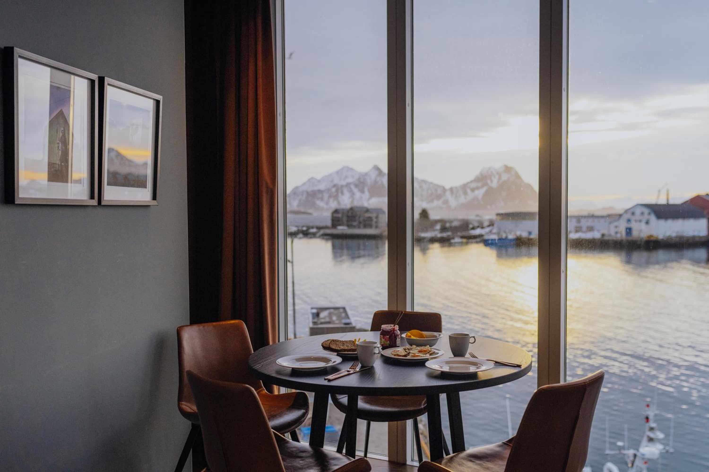 Two-Bedroom Apartment with Balcony and Sea View - Photo 1
