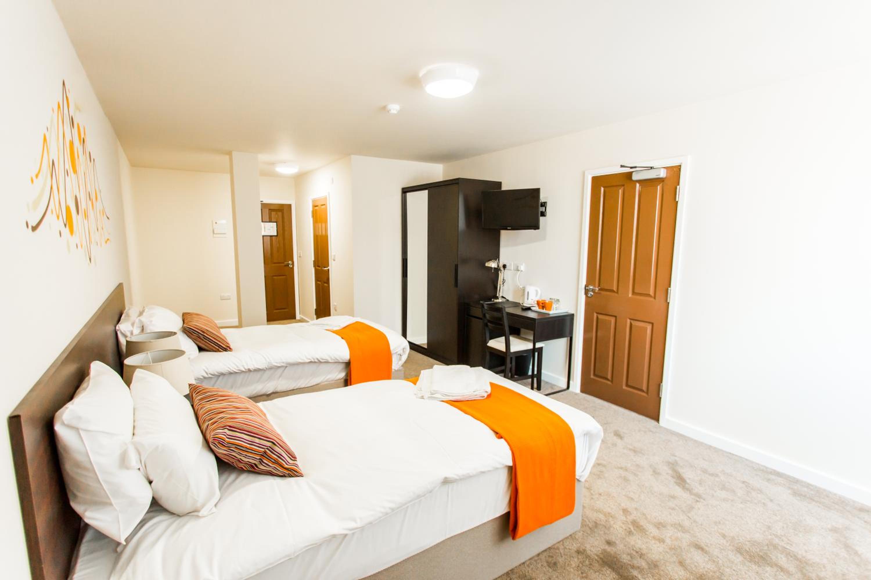 Twin Room with Private Bathroom - Photo 15
