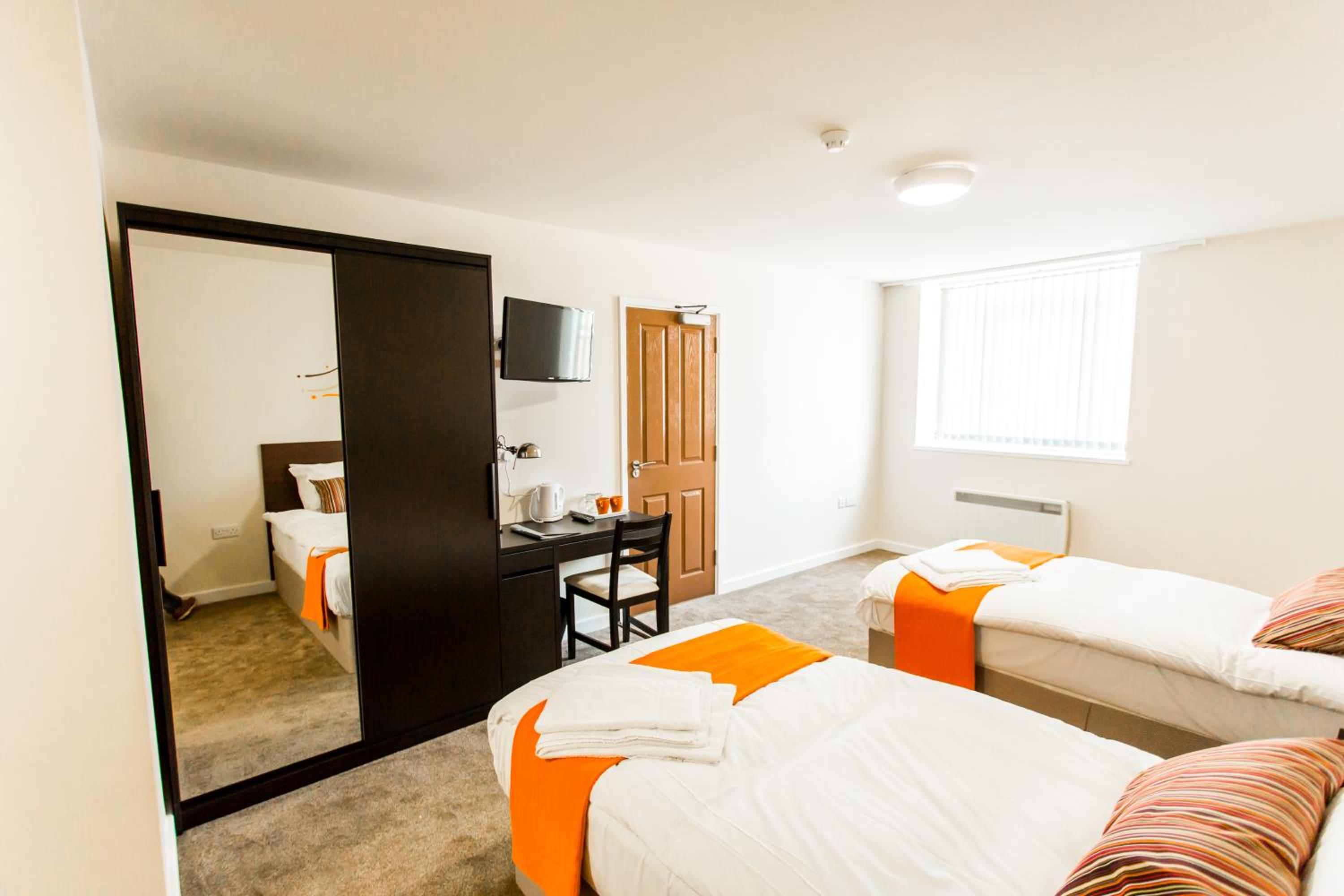 Twin Room with Private Bathroom - Photo 9