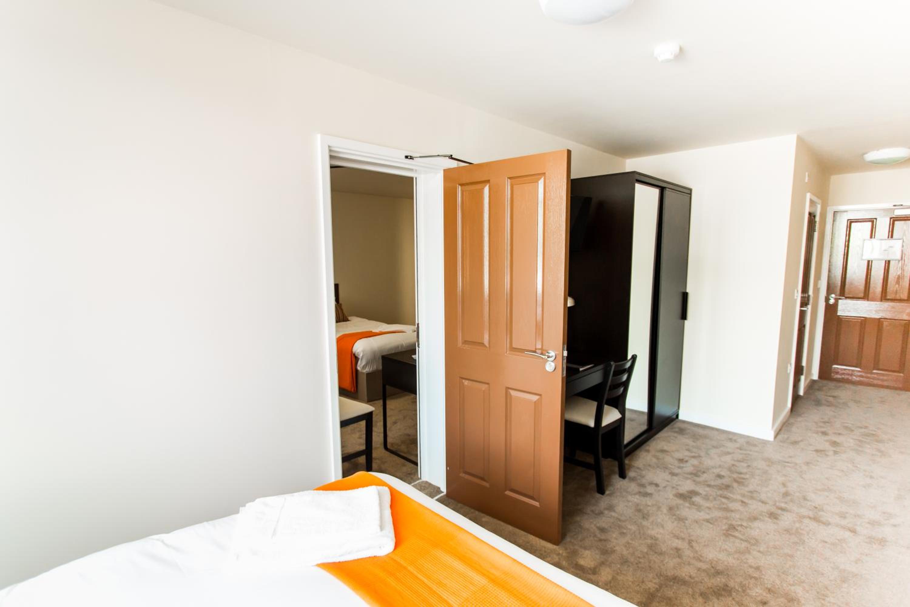 Twin Room with Private Bathroom - Photo 6