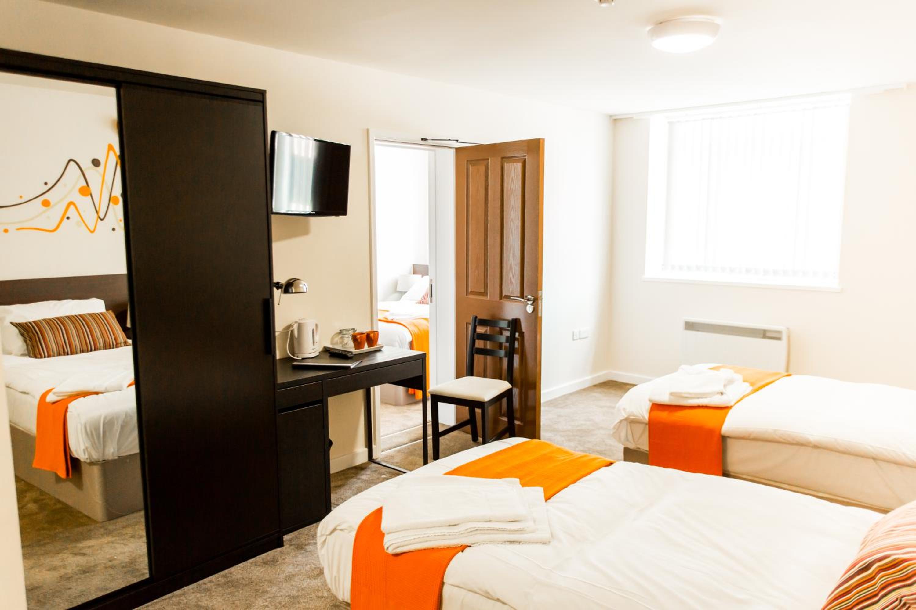 Twin Room with Private Bathroom - Photo 5