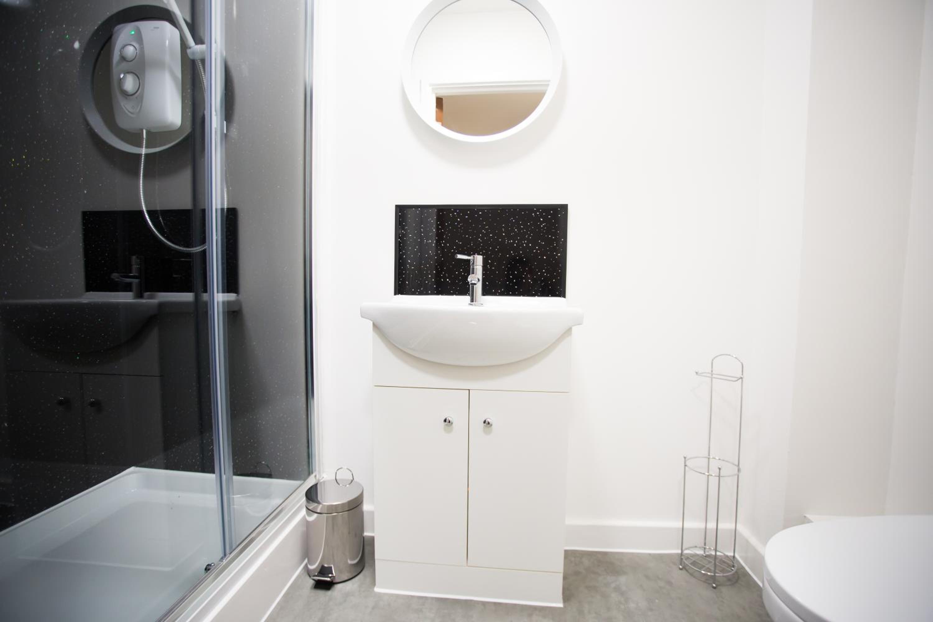 Double Room with Private Bathroom - Photo 10