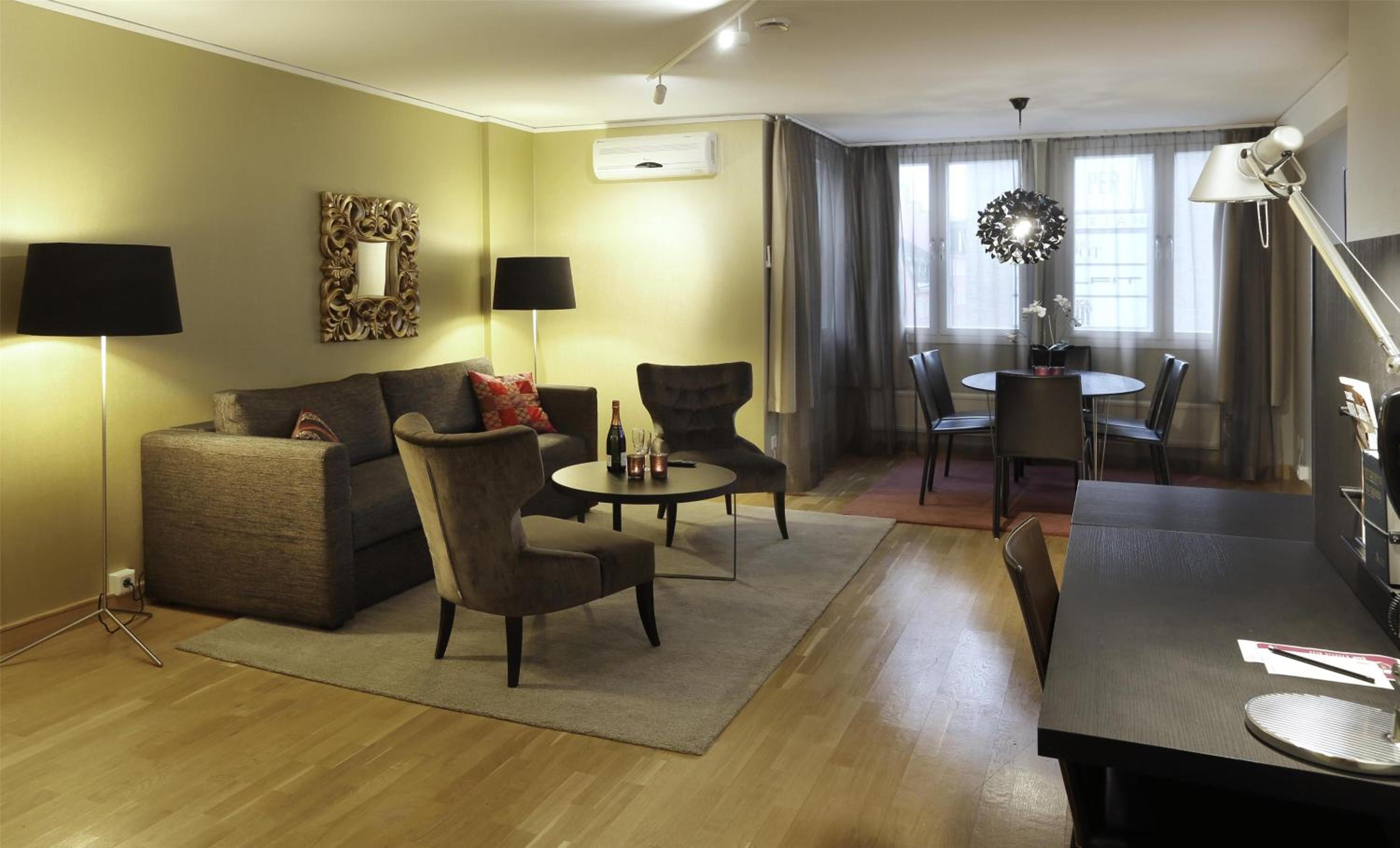 Superior Family Room - Photo 1