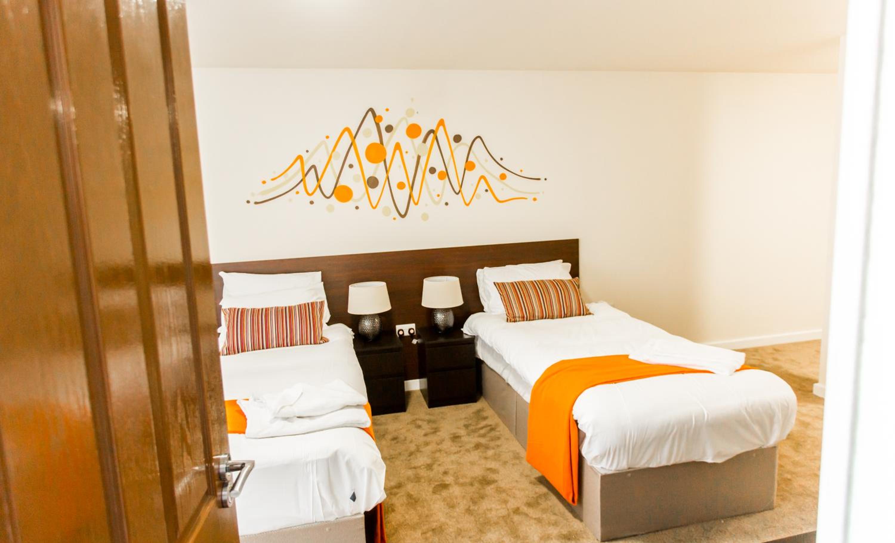 Twin Room with Private Bathroom - Photo 11