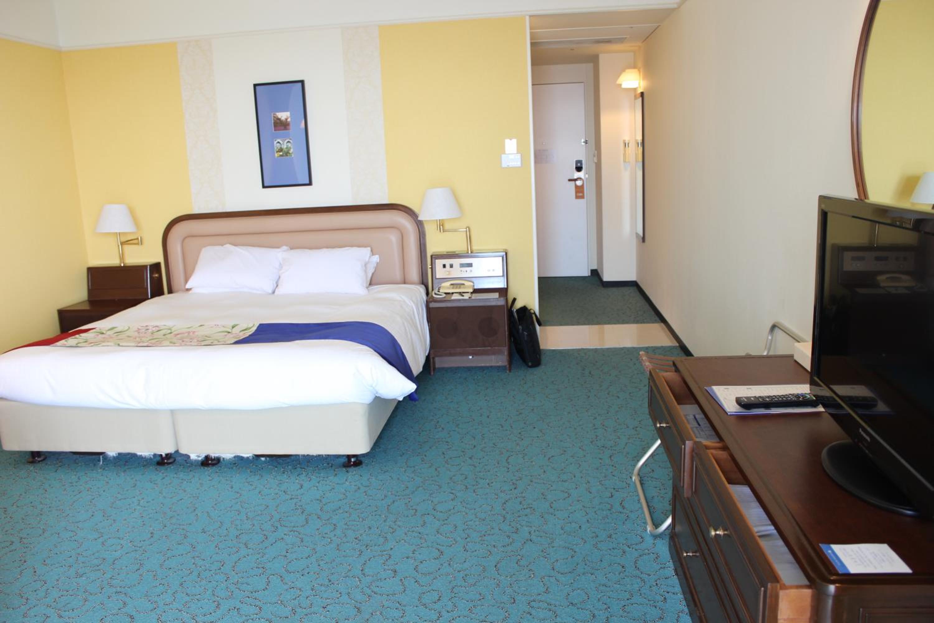 Deluxe Queen Room with Balcony - South Wing - Non-Smoking - Photo 12