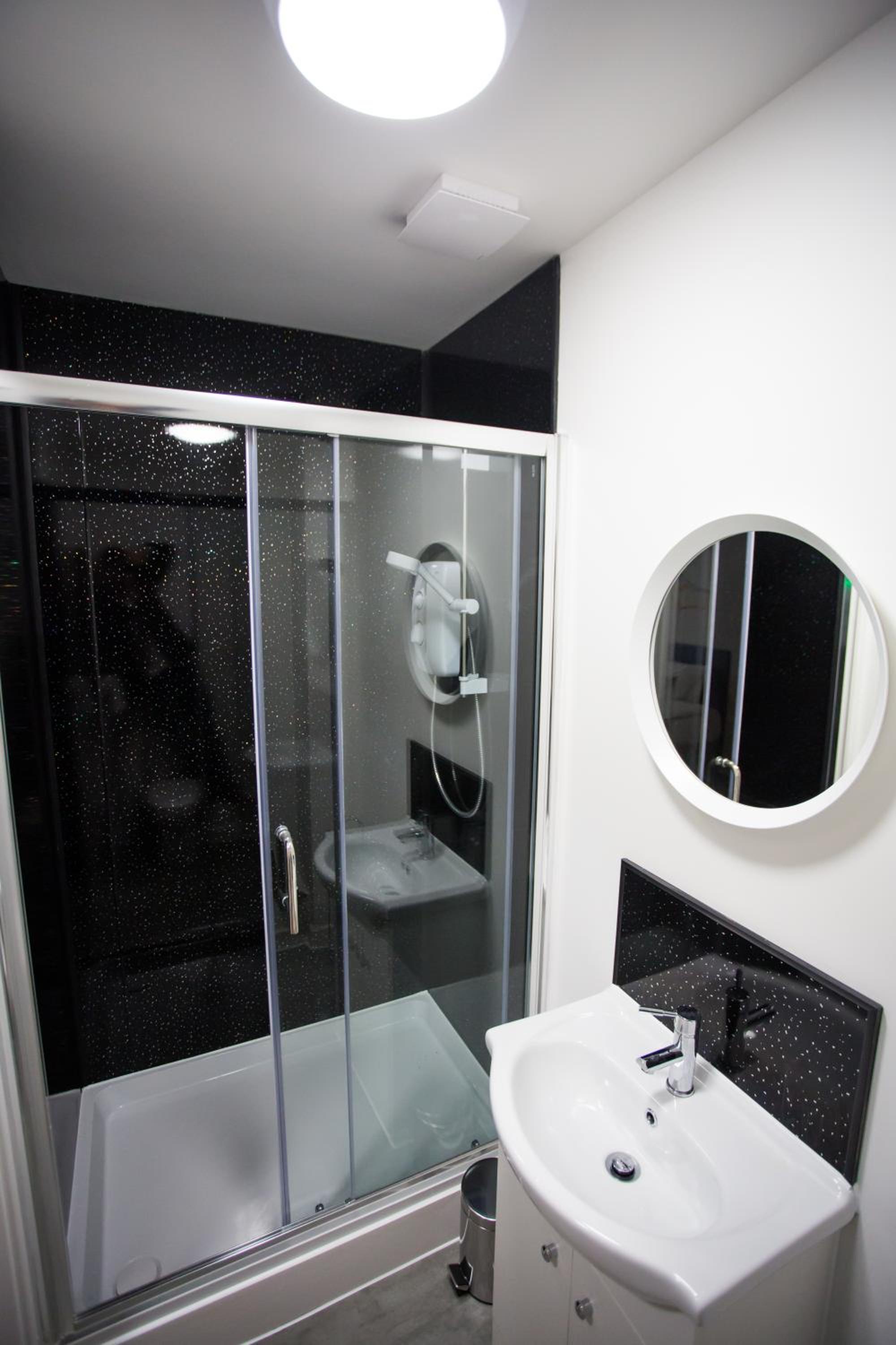 Double Room with Private Bathroom - Photo 9