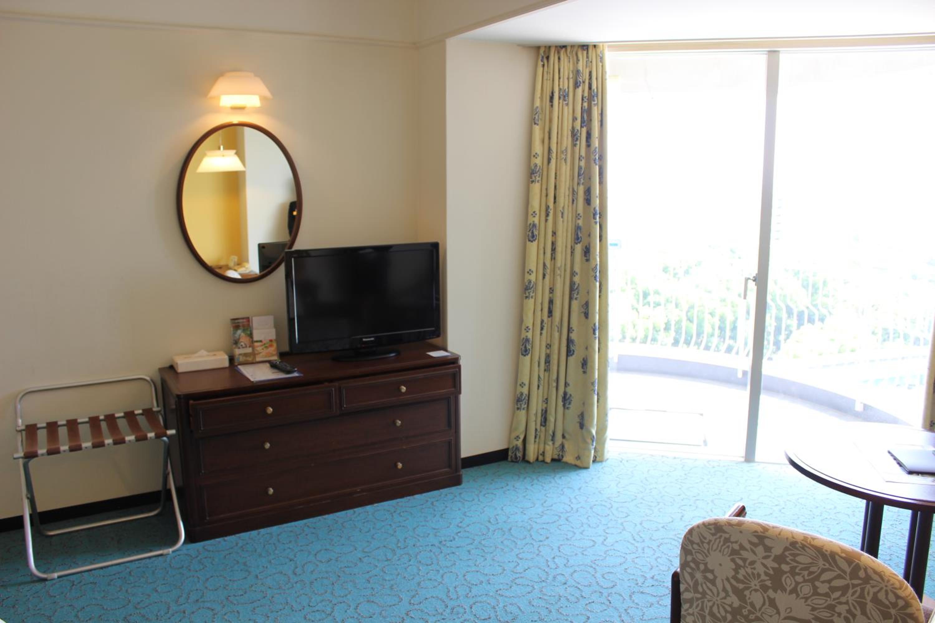 Deluxe Queen Room with Balcony - South Wing - Non-Smoking - Photo 11