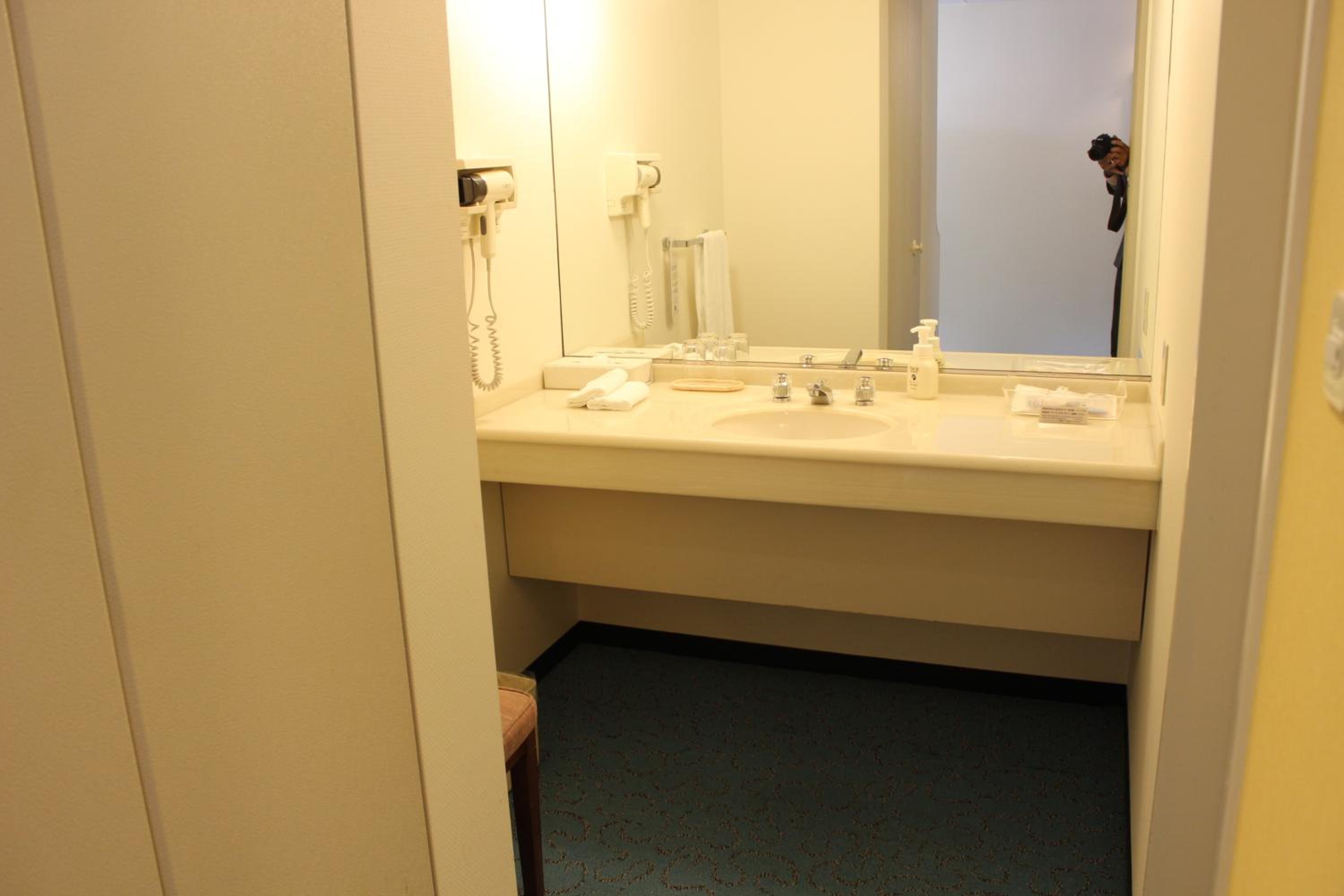 Deluxe Queen Room with Balcony - South Wing - Non-Smoking - Photo 6
