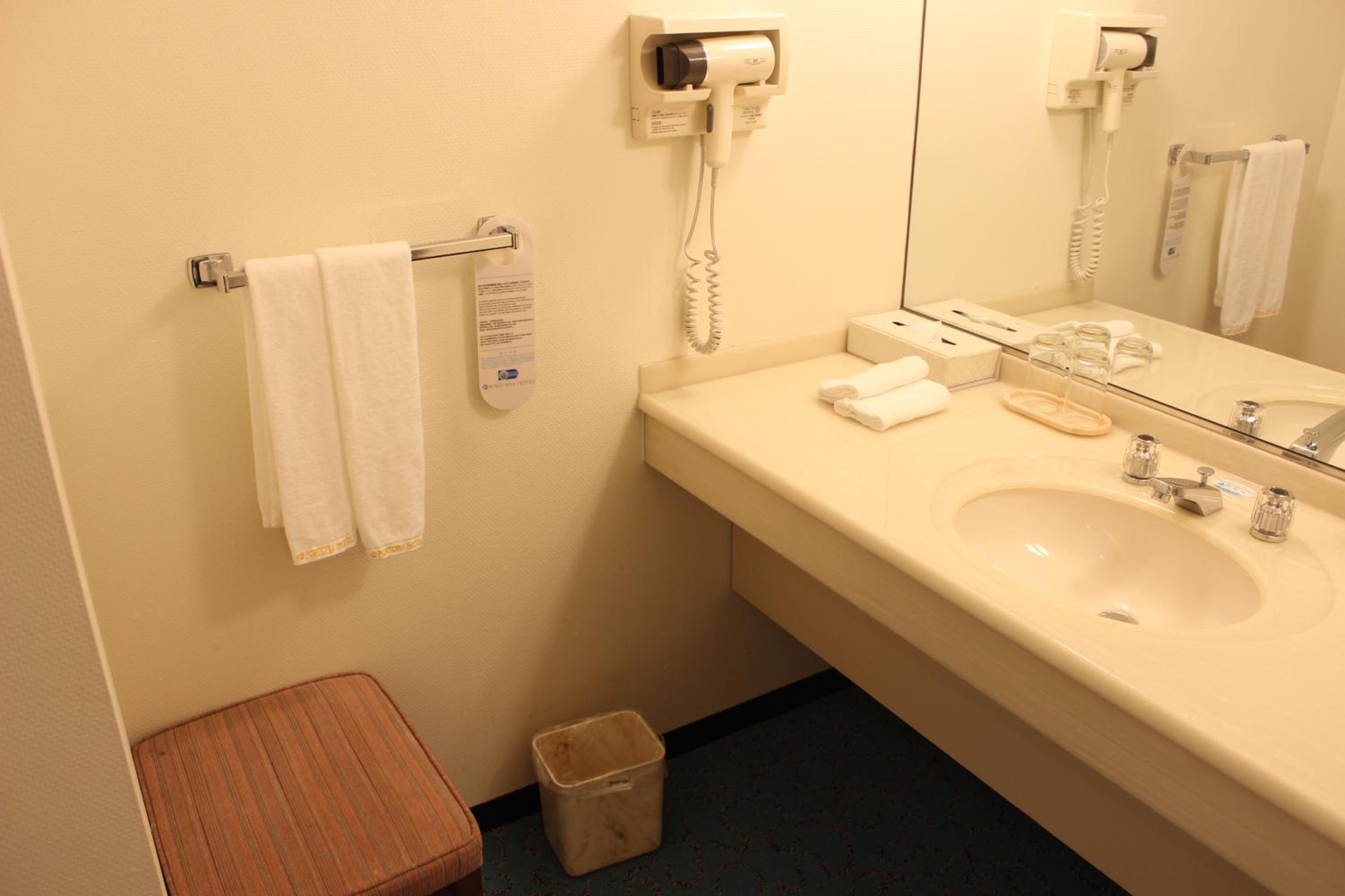 Deluxe Queen Room with Balcony - South Wing - Non-Smoking - Photo 5