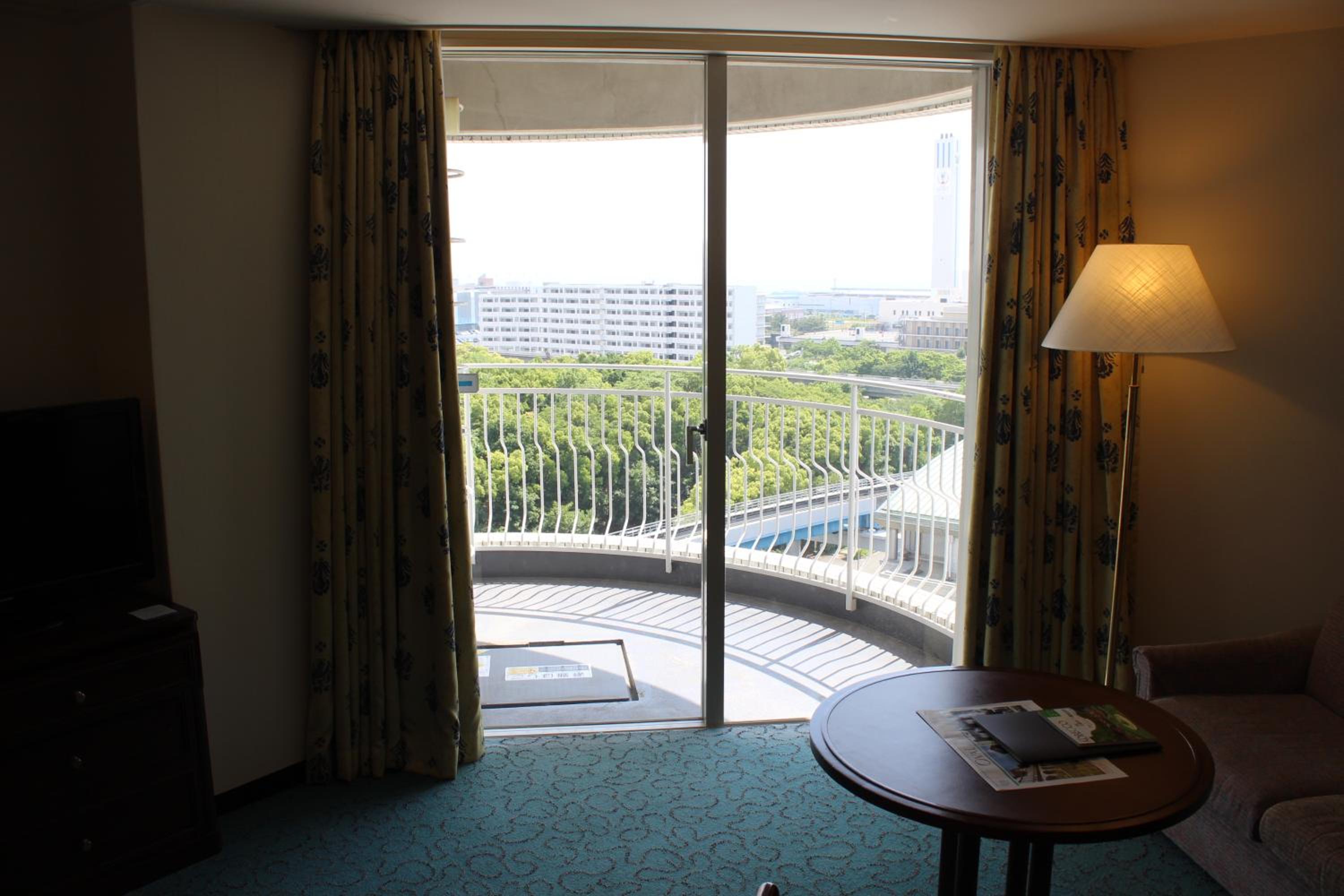 Deluxe Queen Room with Balcony - South Wing - Non-Smoking - Photo 8
