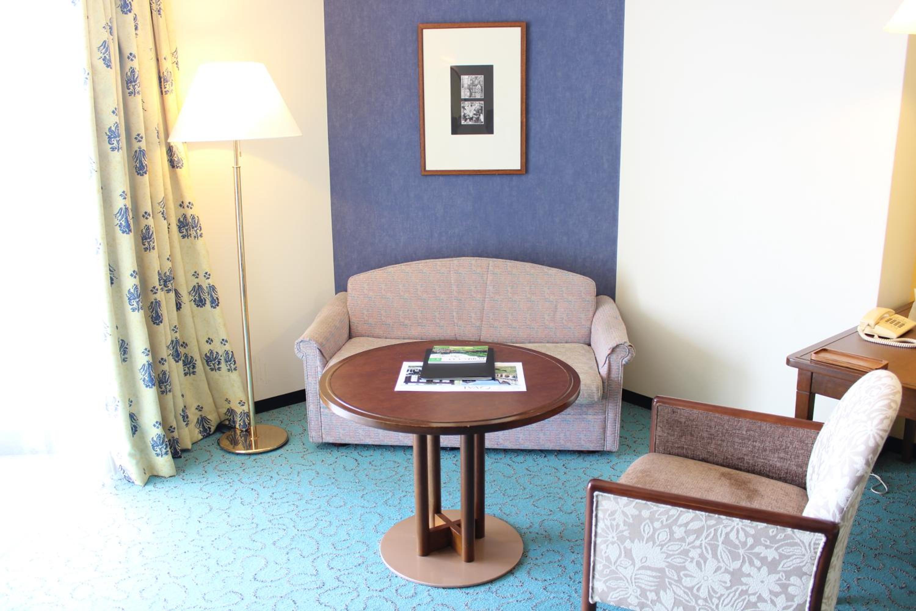 Deluxe Queen Room with Balcony - South Wing - Non-Smoking - Photo 9