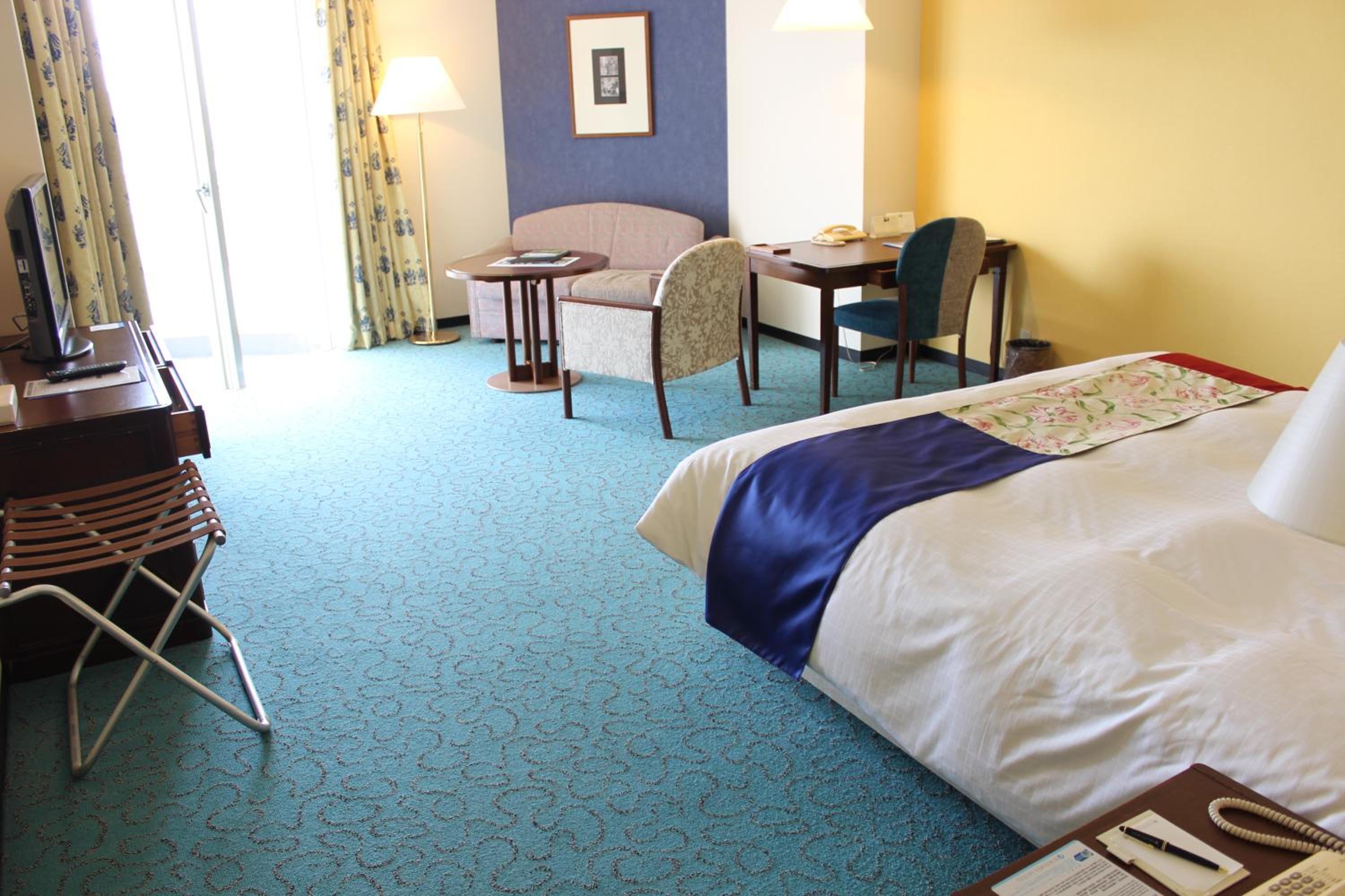 Deluxe Queen Room with Balcony - South Wing - Non-Smoking - Photo 10