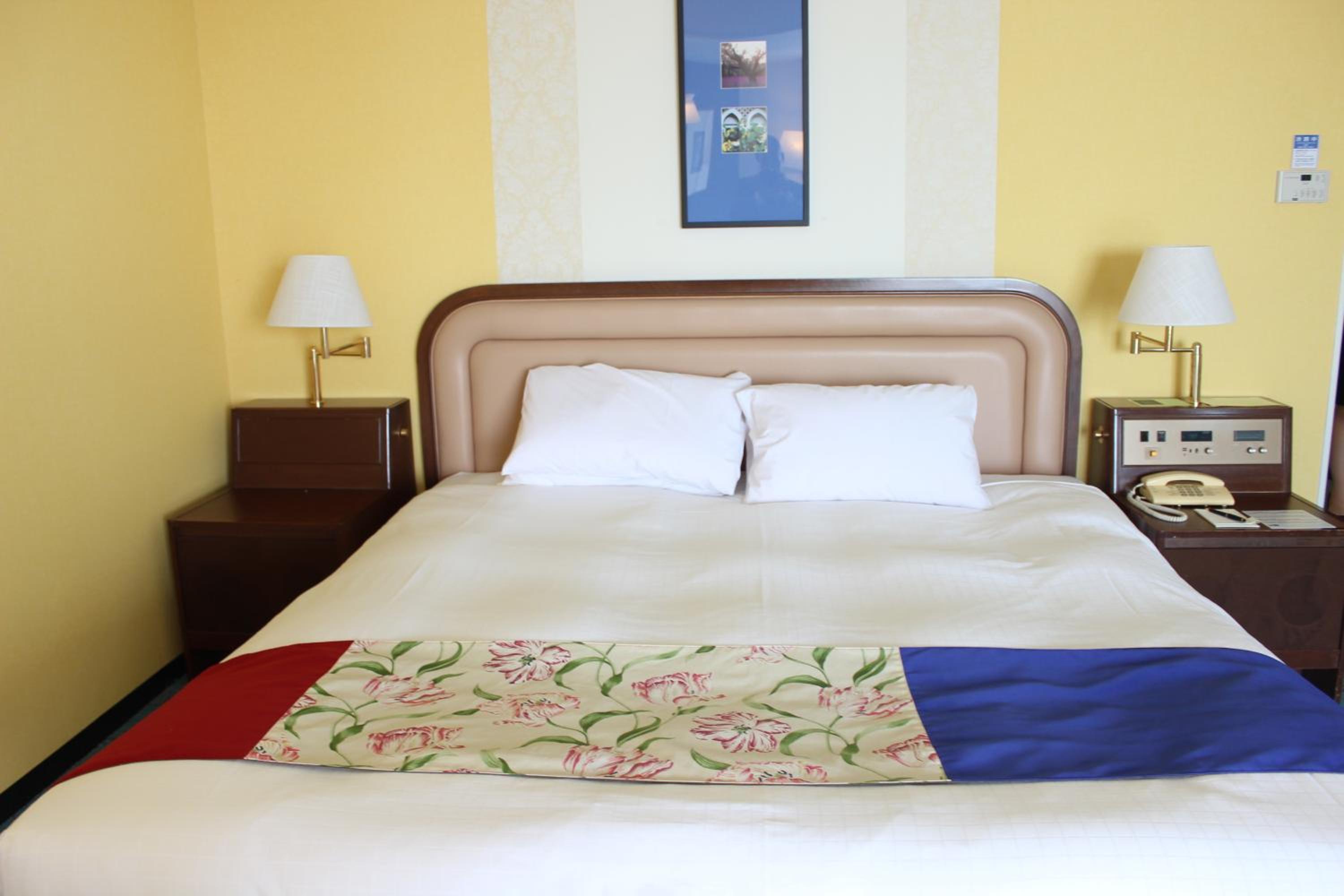 Deluxe Queen Room with Balcony - South Wing - Non-Smoking - Photo 1
