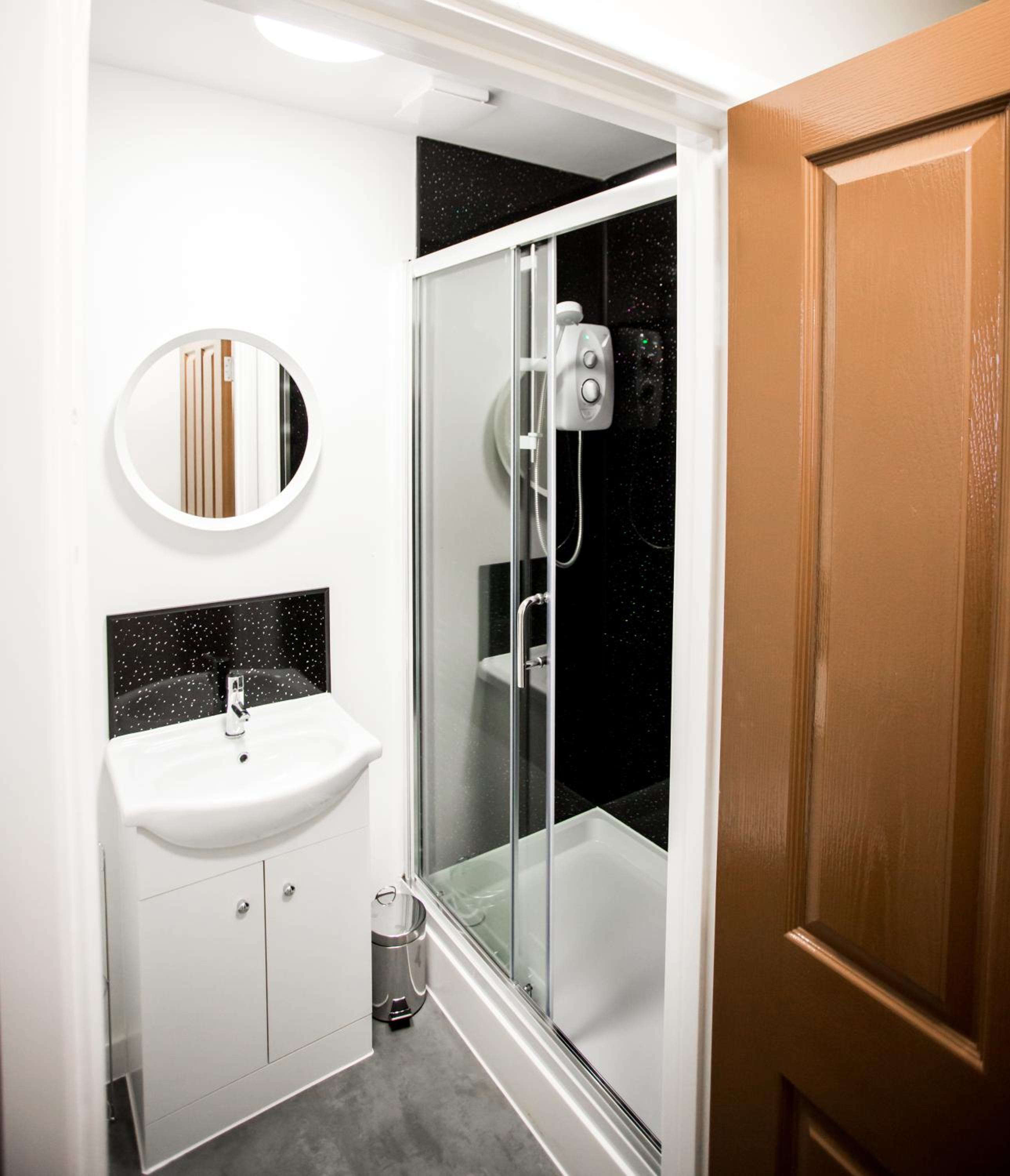 Double Room with Private Bathroom - Photo 14