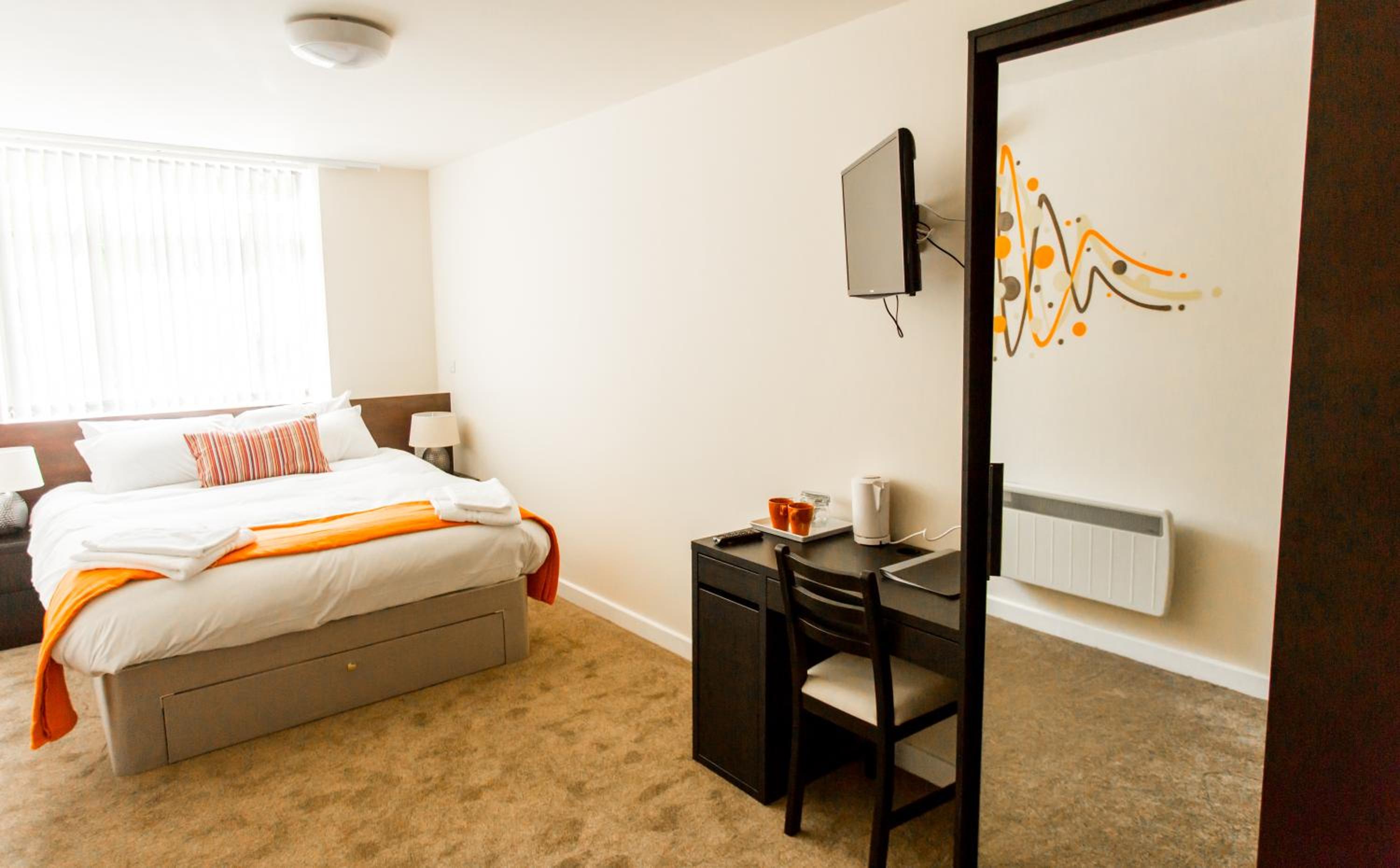 King Room with Private Bathroom - Photo 8